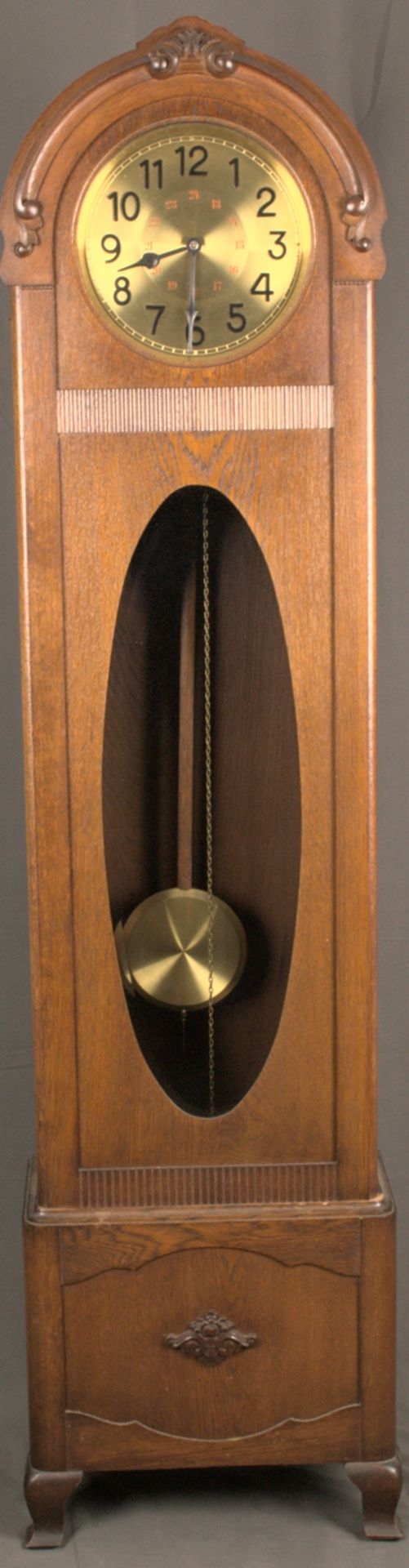 Antike Bodenstanduhr, deutsch um 1920/ 30. Gehäuse mit Rundbogenabschluss, Eiche massiv und - Bild 3 aus 14