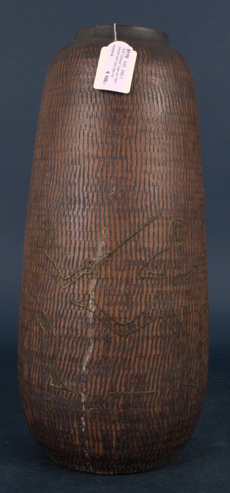 DDR "Olympia" Vase von 1967, konisch sich nach oben hin verjüngende reliefierte Vase mit zartem - Bild 13 aus 13