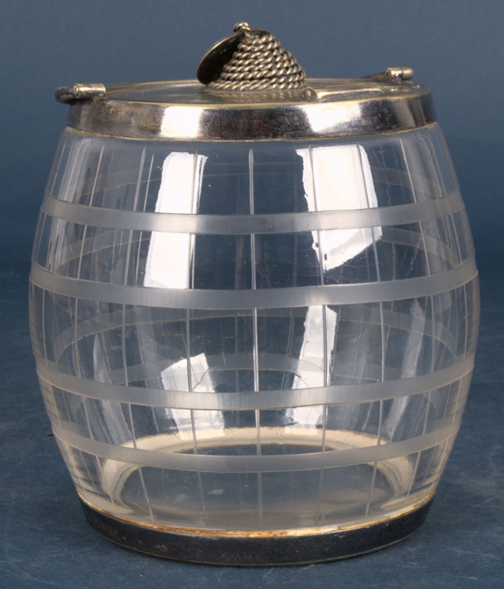 Eisbehälter in Fassform, versilbertes Beschlagwerk, Korpus aus farblosem Glas mit Schliffdekoren, um - Image 3 of 5