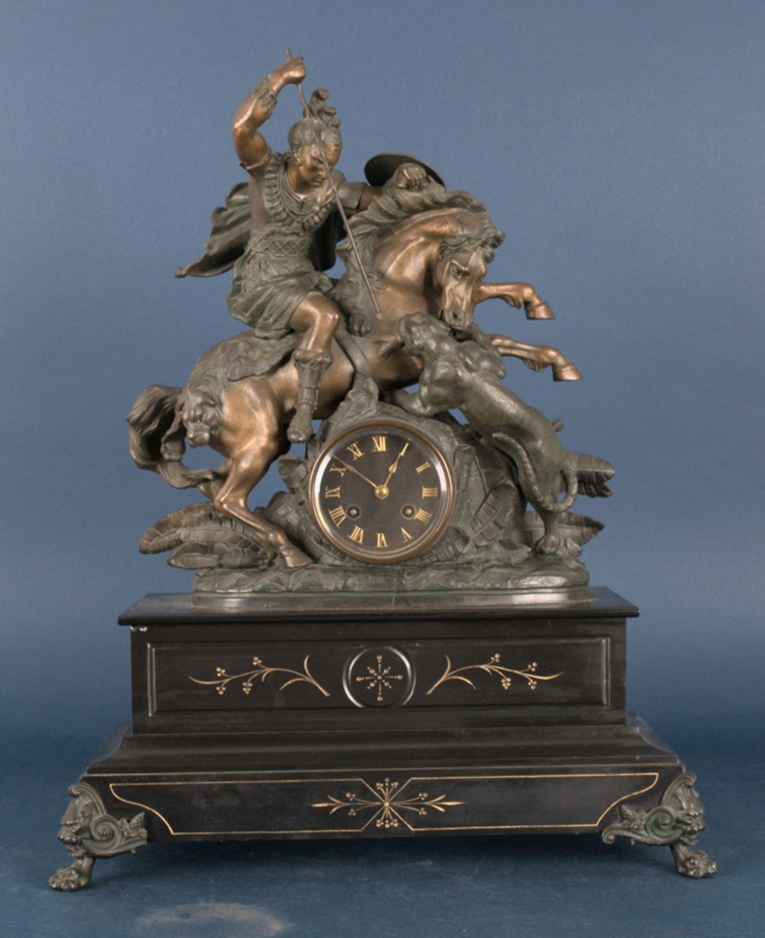 Kaminuhr um 1900, von "Reiter bei der Jagd" bekröntes, schwarzes Marmorgehäuse, bronzierte