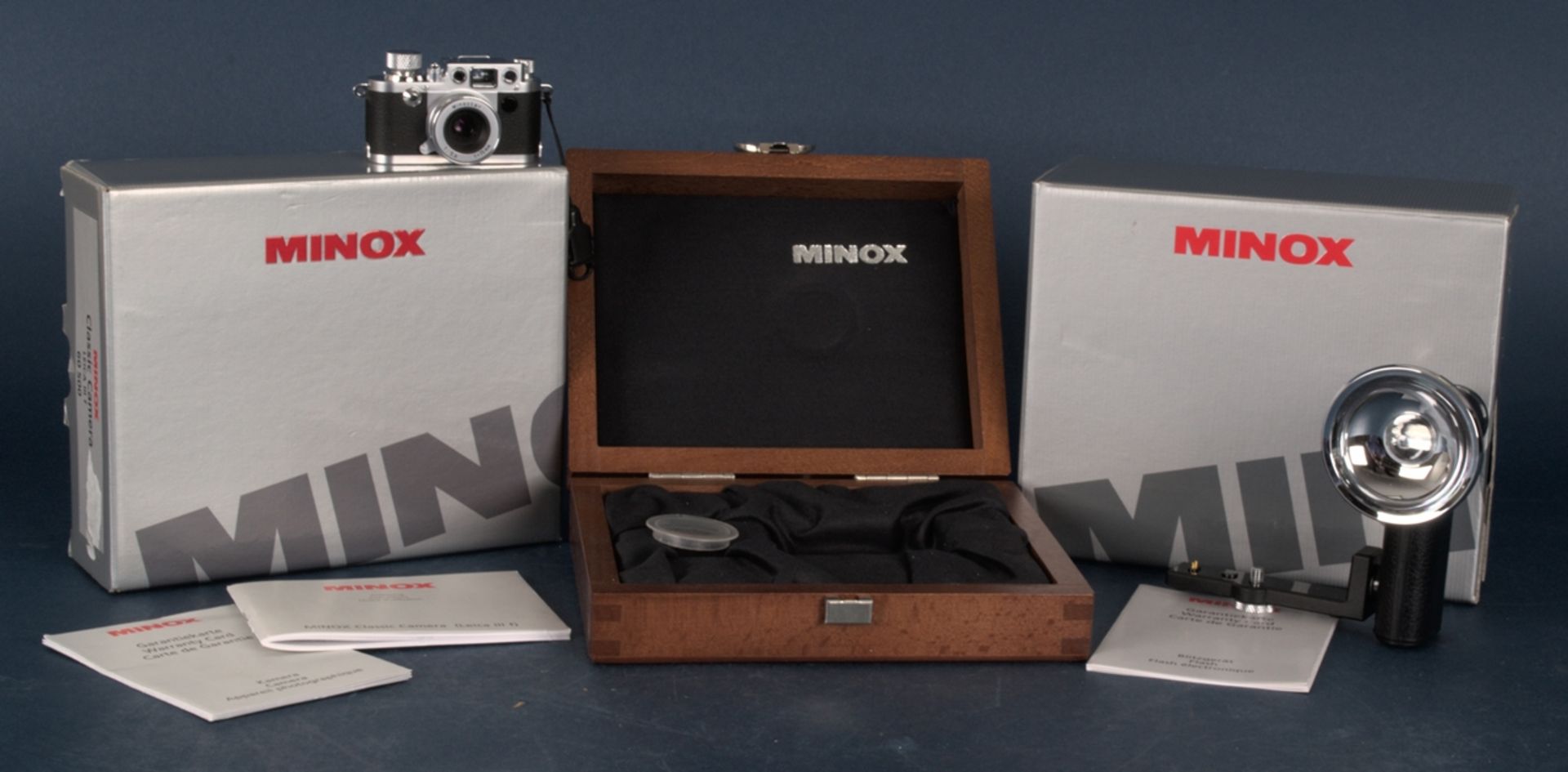 MINOX CLASSIC CAMERA LEICA III F mit passender Blitzapparatur - analoge Rollfilmkamera, Modellno.