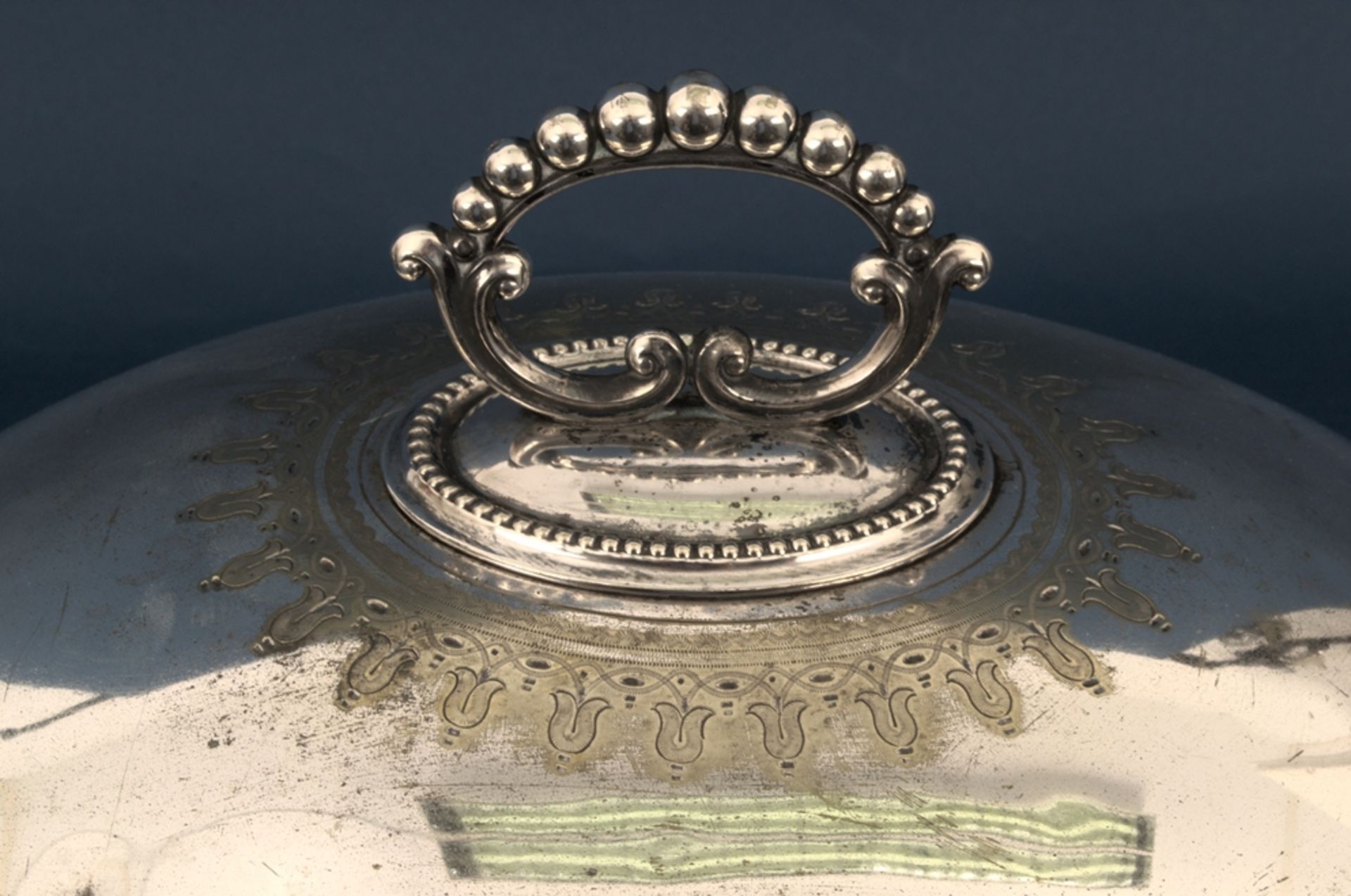 Große "CLOCHE"-Wärmehaube, versilbertes Metall, ca. 25 x 47 x 36 cm, im Deckel bez.: "MAPPIN - Image 13 of 13