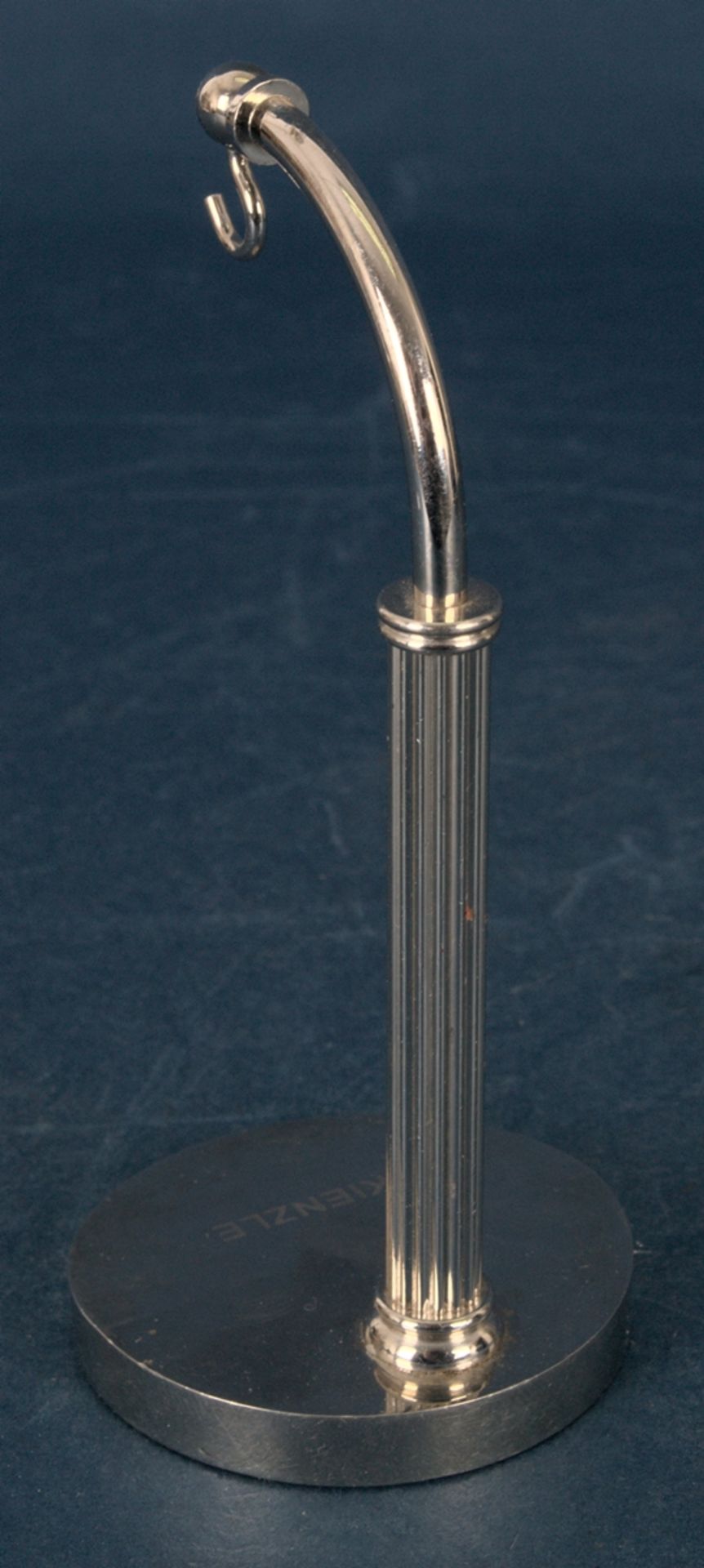 "KIENZLE" Taschenuhrenständer Warendisplay, Messing vernickelt, Höhe ca. 12,5 cm; für eine - Image 4 of 5