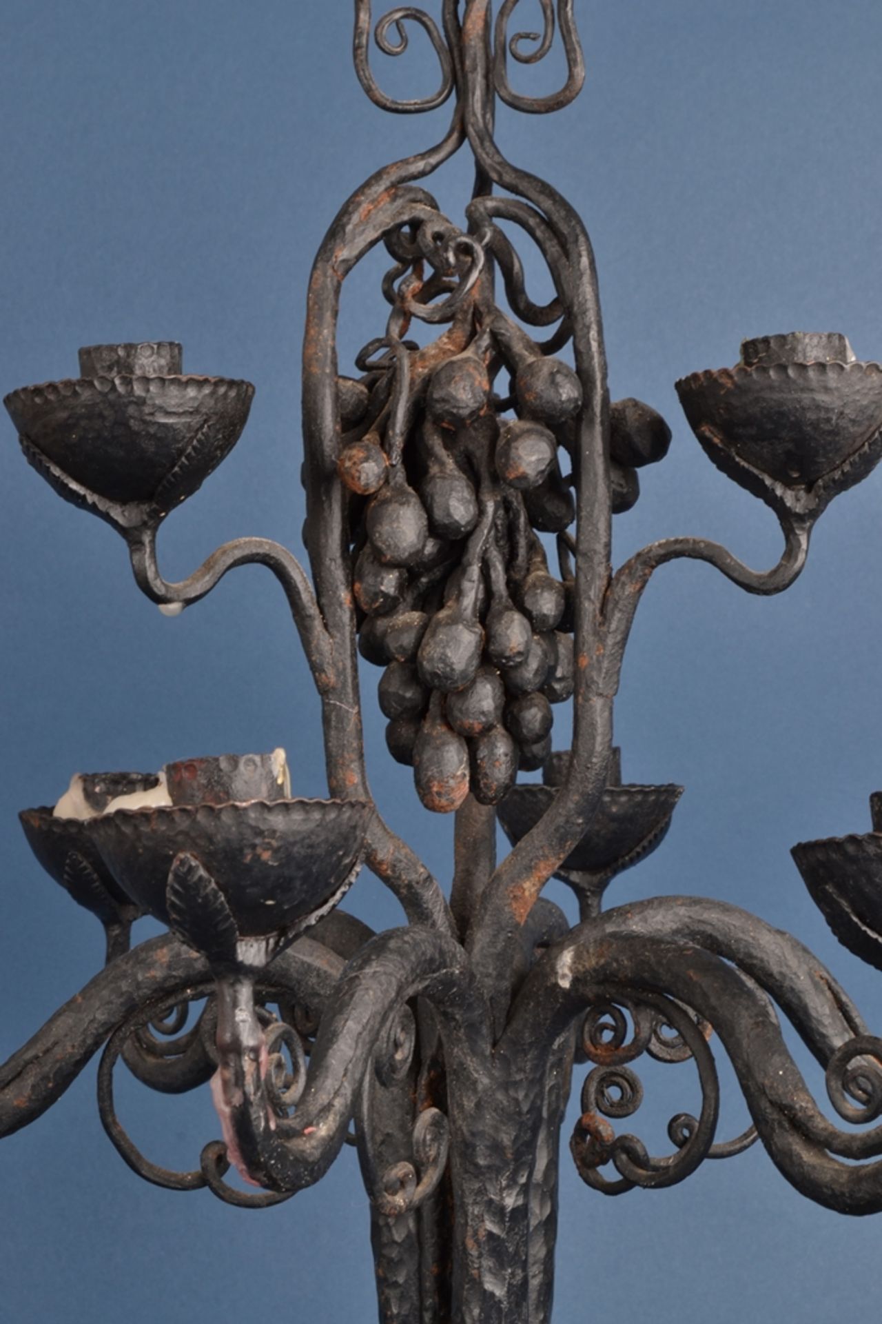 Großer Tischkerzenleuchter, handgeschmiedetes Eisen, 8armig, Anfang 20. Jhd., mittig zwischen den - Image 6 of 10