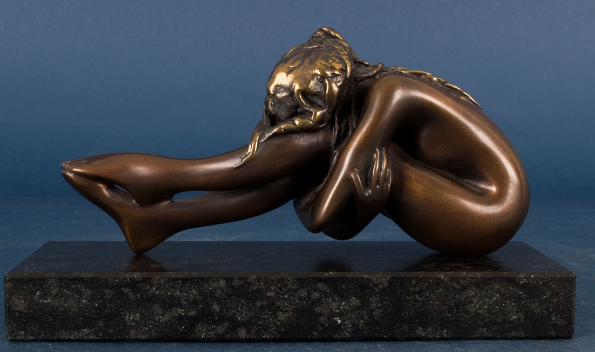 "LA SORELLA" - goldbraun patinierte Bronzefigur einer jungen weiblichen, nackten Schönheit, die nach