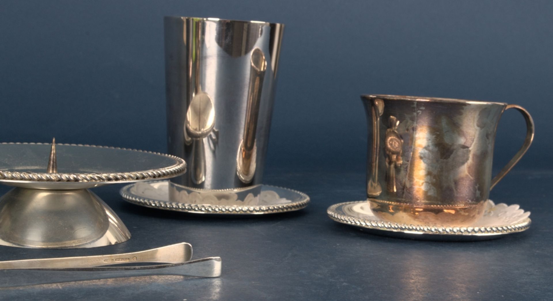 10teiliges Konvolut überwiegend versilberter Objekte, bestehend aus Zuckerzange, 800er Silber (Länge - Image 4 of 11