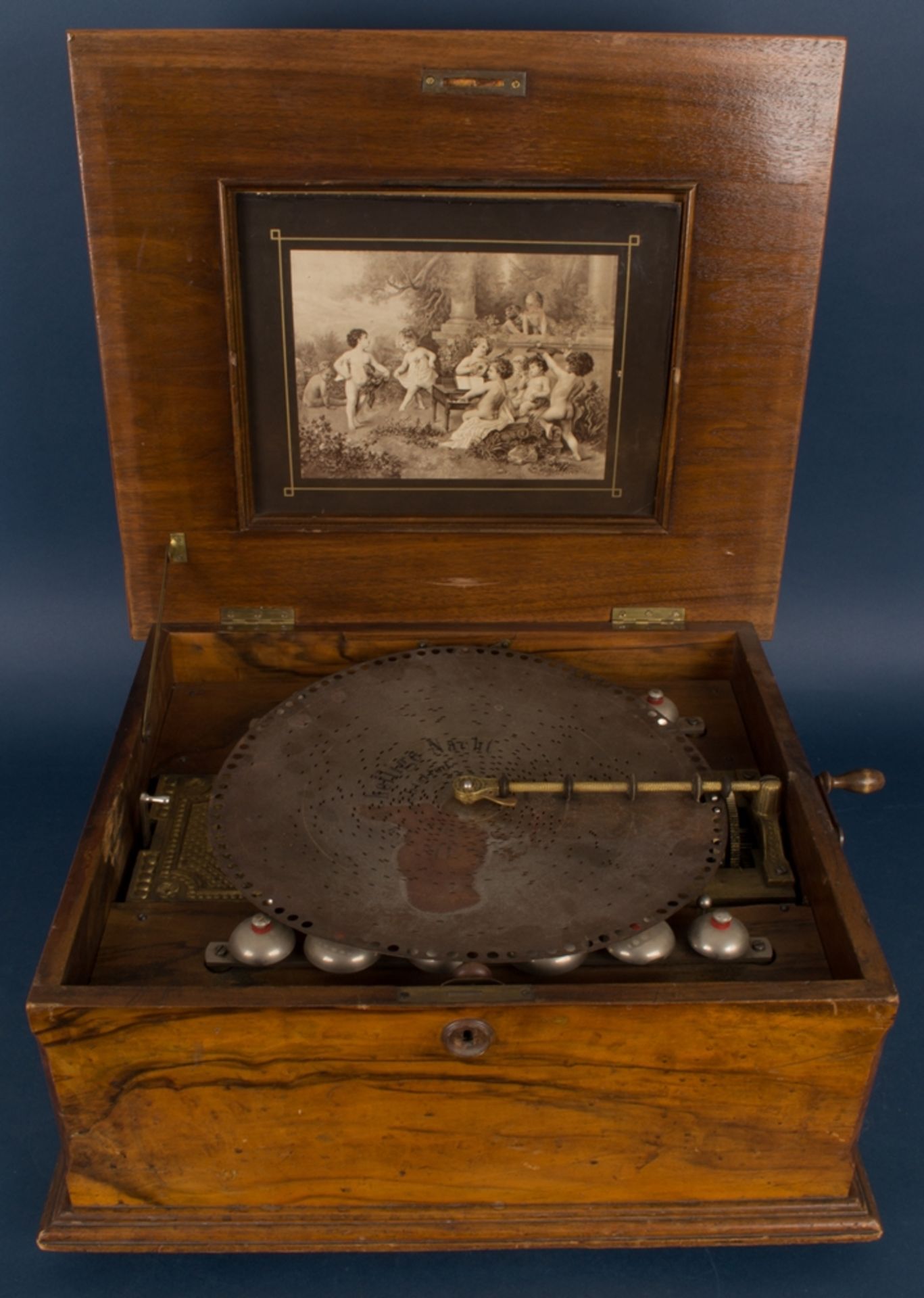 Großes POLYPHON mit Glockenspielwerk, ca. 24 x 53 x 47 cm. Historismus um 1900, Nussbaumgehäuse