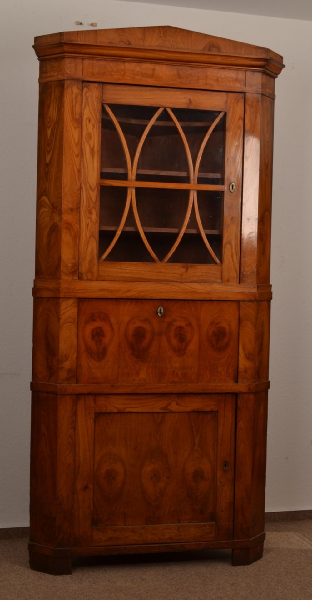 Antiker Eckvitrinenschrank/Eckschrank mit orig. Versprossung. Norddeutsches Biedermeier um 1830. - Image 5 of 25