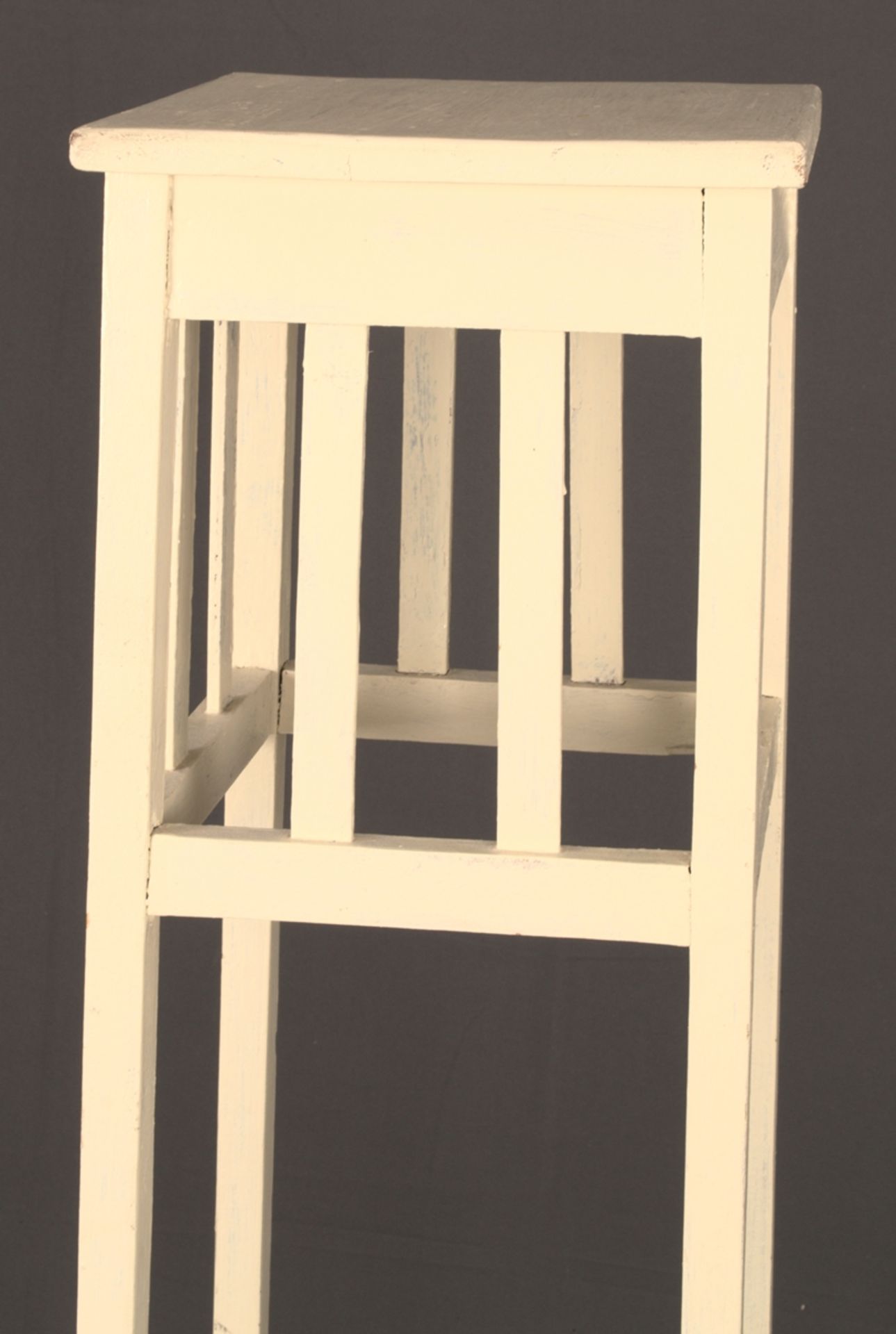 Blumenständer. Weiß lackiertes Holzgestell mit zwei Ablagen/Standflächen von je ca. 26 x 27 cm, max. - Bild 4 aus 5