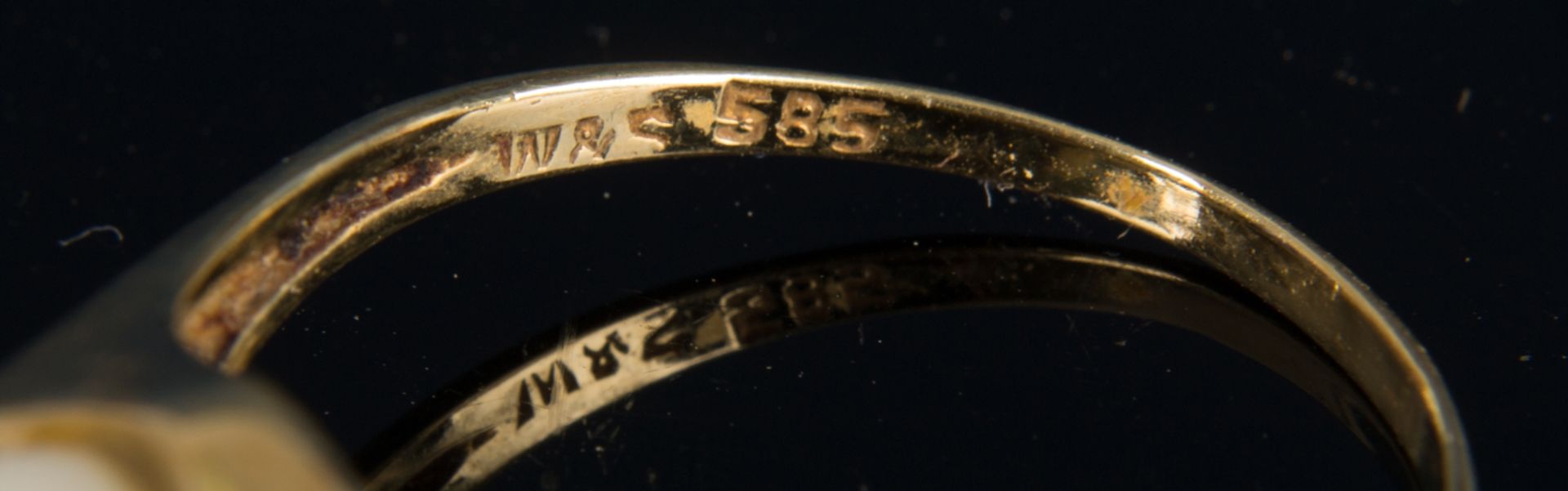 Stylischer 585er Gelbgold Damenring mit Perle besetzt. Ringdurchmesser ca. 20 mm. !960/ 70er - Image 3 of 4