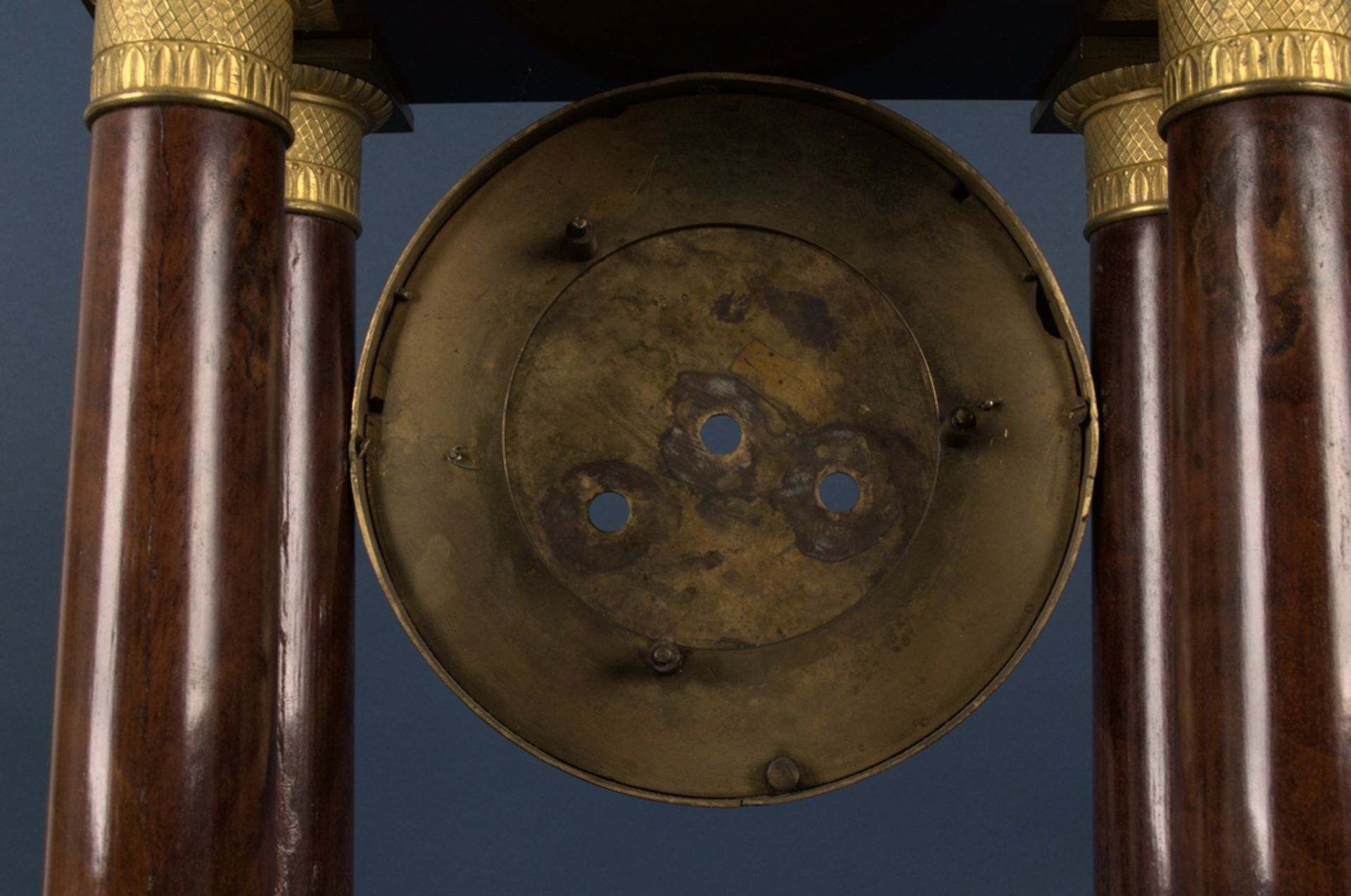 Antikes Pendulen-Gehäuse, sehr schönes erhaltenes Mahagonigehäuse des 19. Jhds., mit feinem - Image 10 of 12