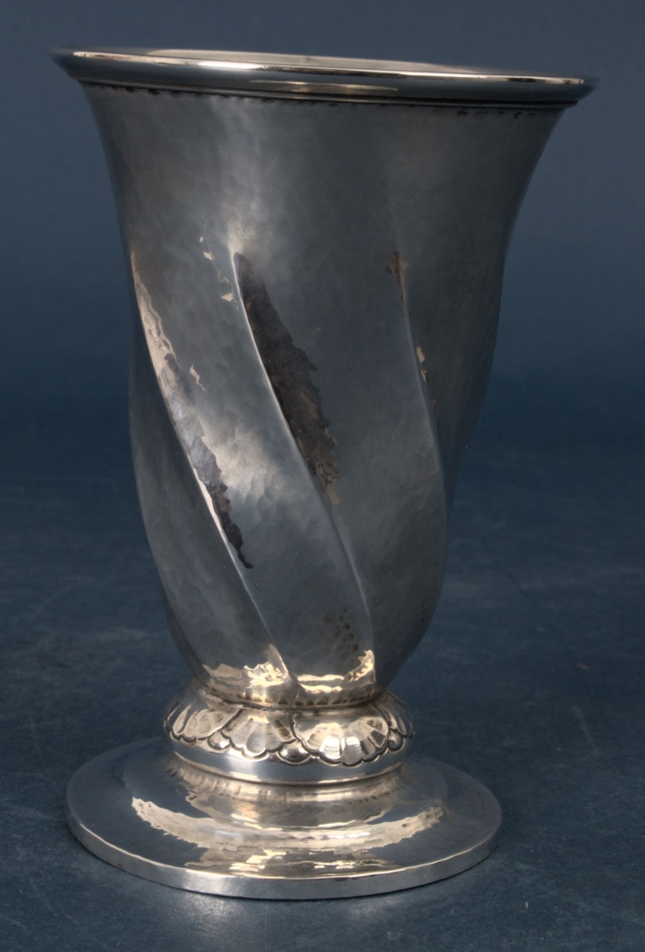 Pokalbecher/ Tischvase, Schweden, Meister: C.G. Hallberg. 830er Silber, Hammerschlagdekor, wohl