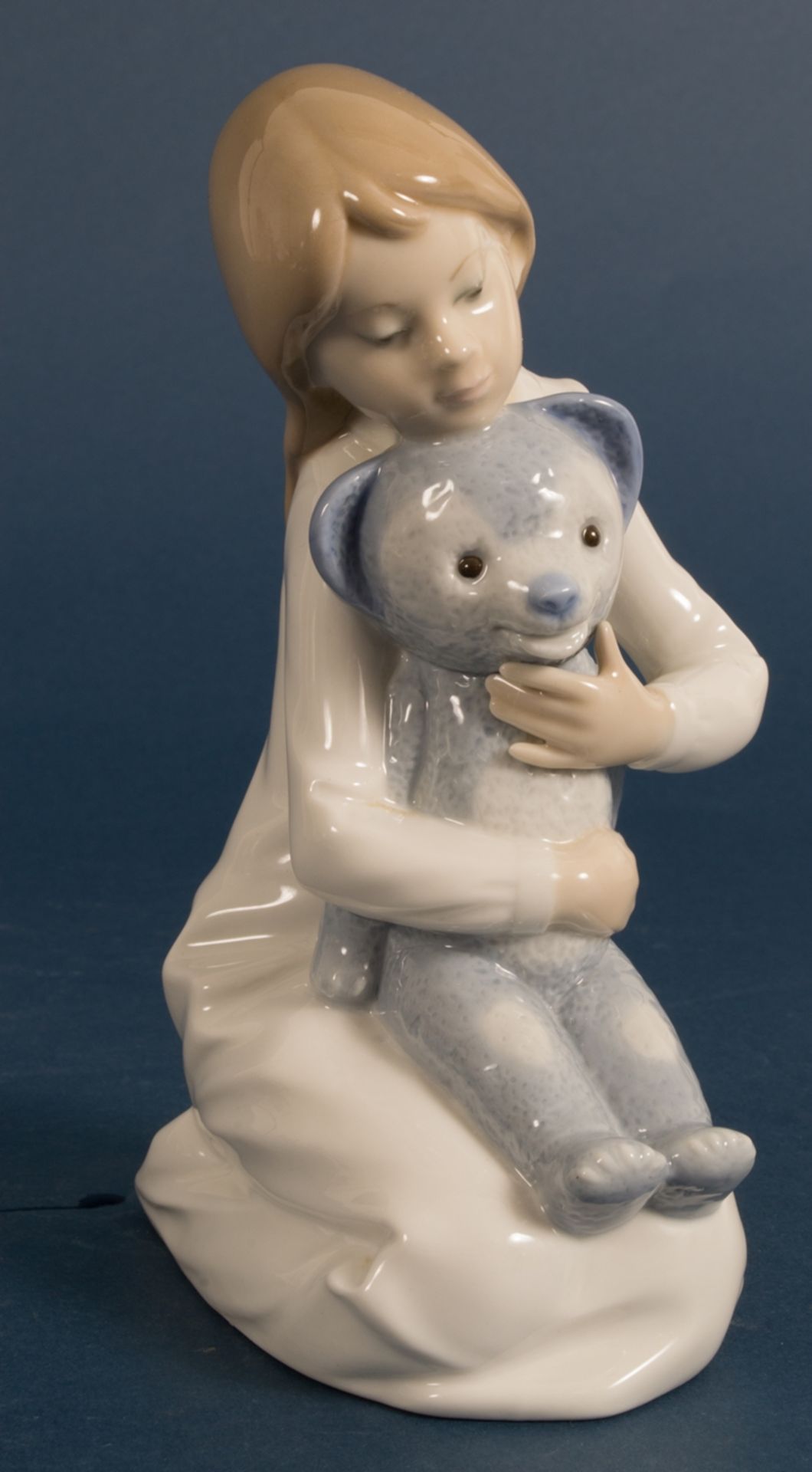 DAO - Porzellanfirgur "Mädchen mit Teddy". Höhe ca. 18 cm. Schöner Erhalt. - Bild 2 aus 4