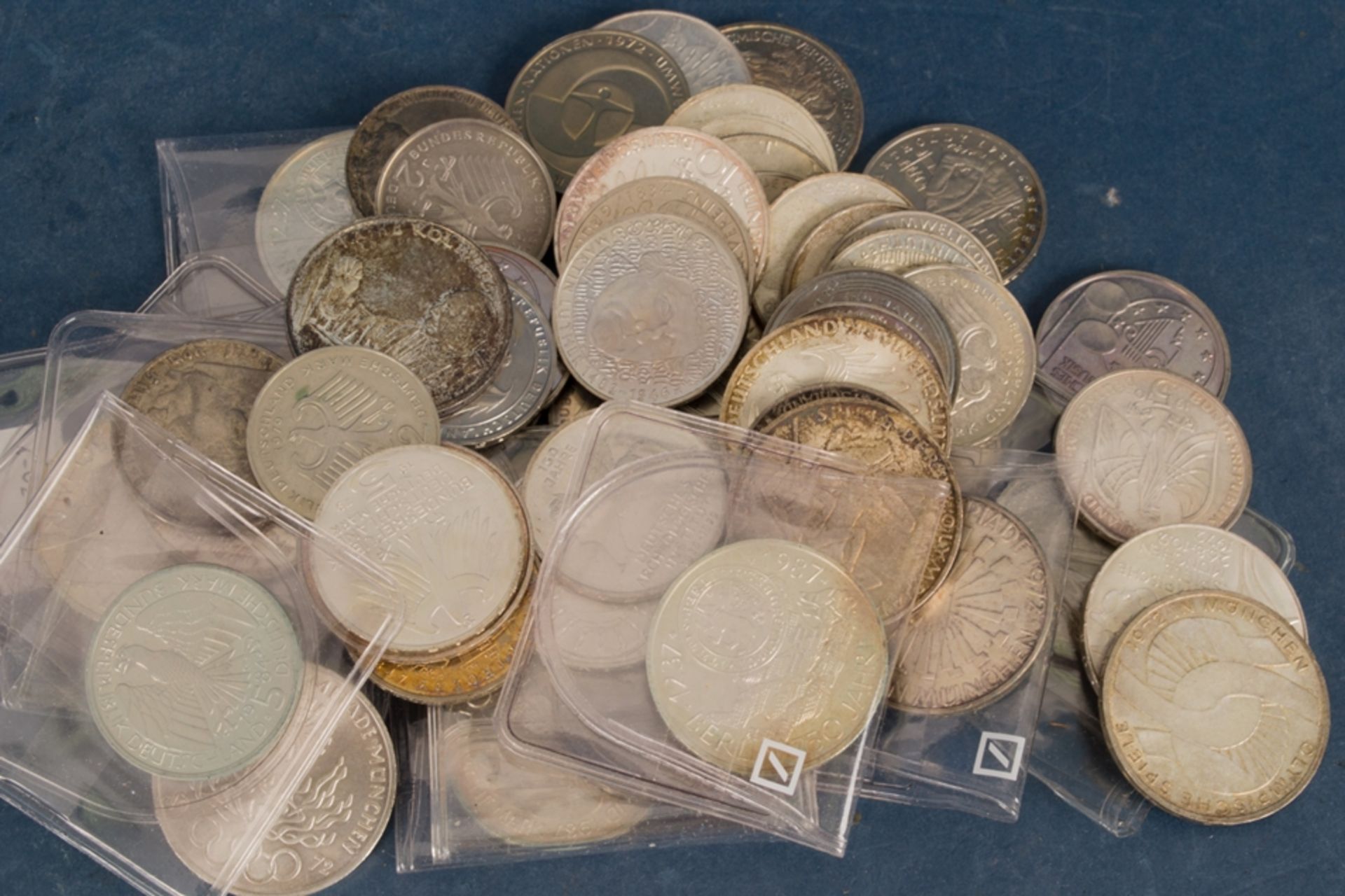 Ca. 56teilige Münzsammlung, überwiegend DM-Münzen: 1x 1DM, 5x 2DM, 26x 5DM, 19x 10DM, 2x Half