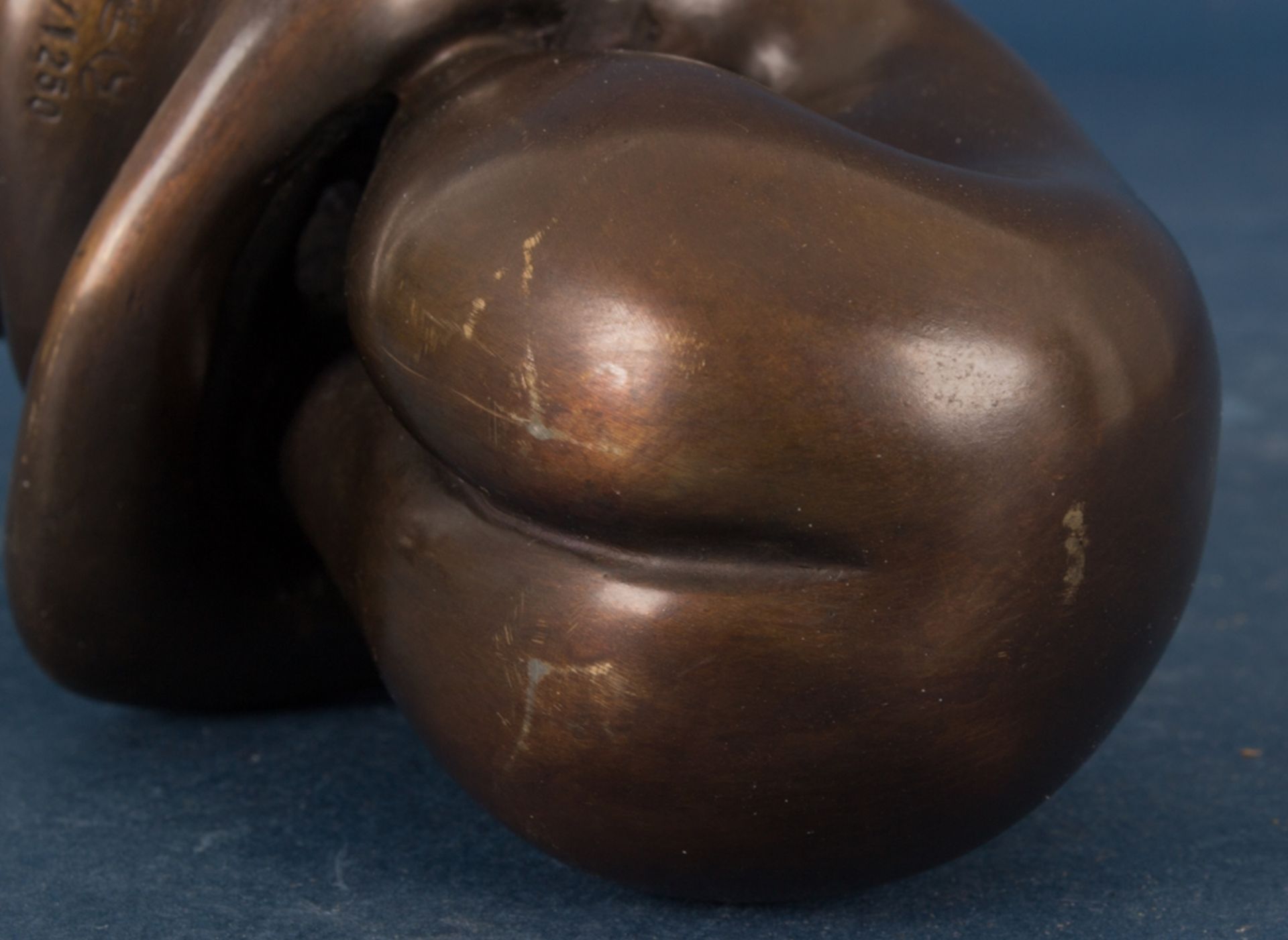 "LA SORELLA" - goldbraun patinierte Bronzefigur einer jungen weiblichen, nackten Schönheit, die nach - Bild 9 aus 9
