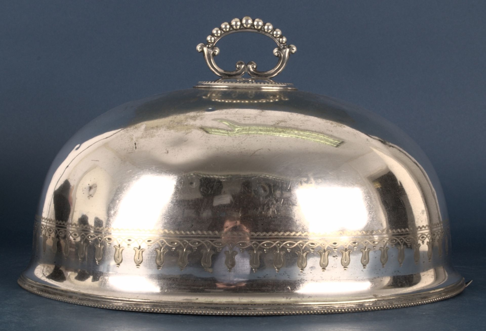 Große "CLOCHE"-Wärmehaube, versilbertes Metall, ca. 25 x 47 x 36 cm, im Deckel bez.: "MAPPIN