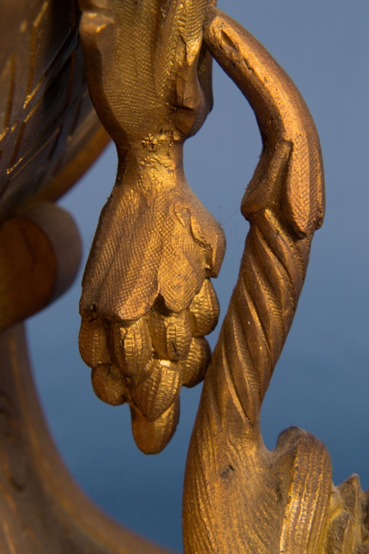 Antike Kaminuhr auf vergoldetem hölzernen Podest, goldbronziertes Messinggehäuse mit polychrom - Image 24 of 24