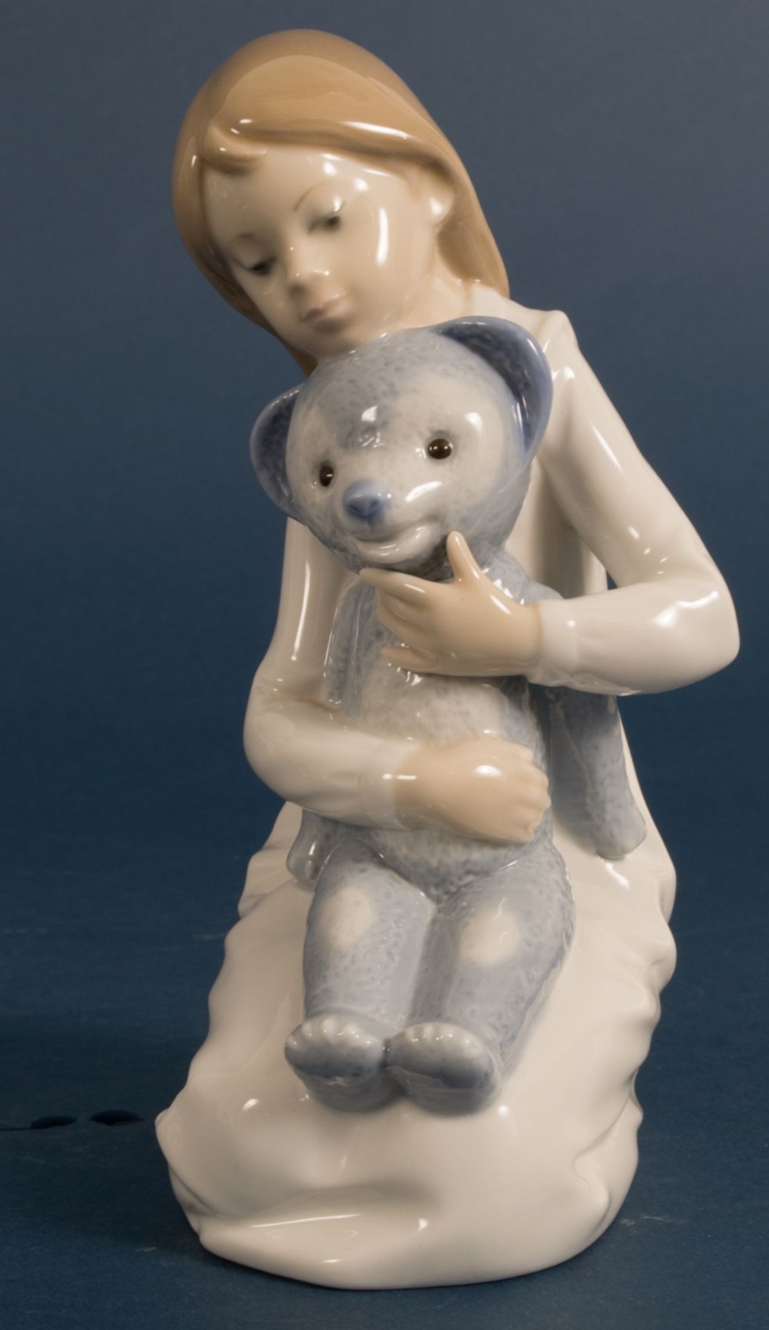 DAO - Porzellanfirgur "Mädchen mit Teddy". Höhe ca. 18 cm. Schöner Erhalt.