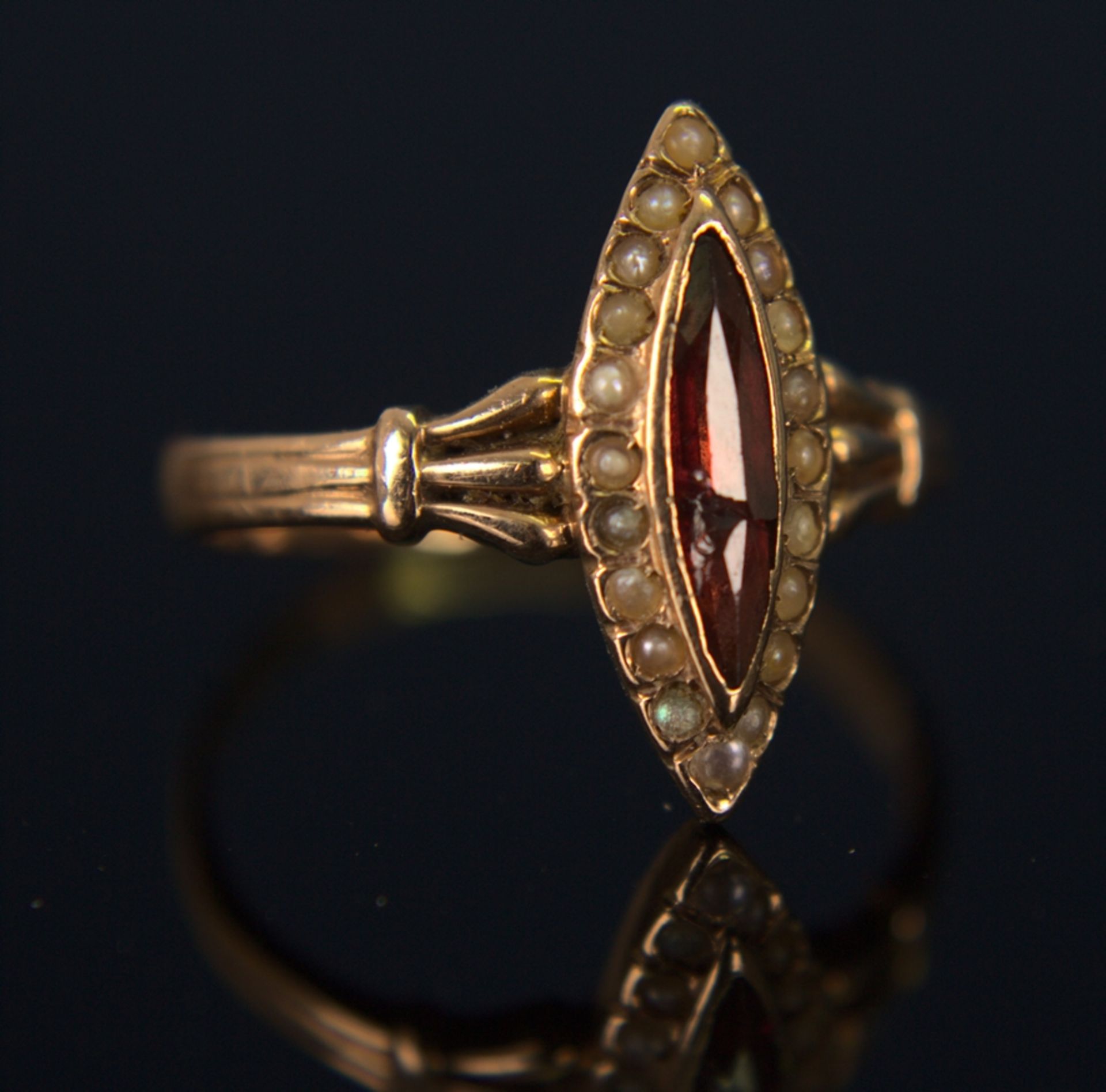 Antiker 585er Rot oder Rosegold Ring mittig mit Rubin-Navette (gebrochen/beschädigt) besetzt, von 20