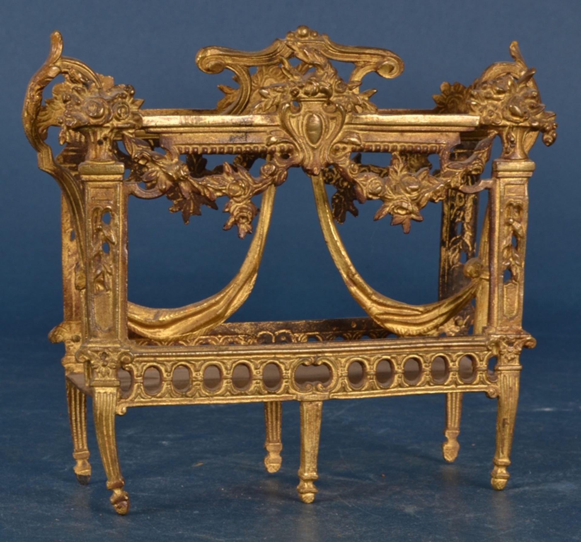 Briefablage, Louis XVI - Stil, Historismus Ende 19. Jhd. Vergoldeter Metallguss, schöner Erhalt. Ca.