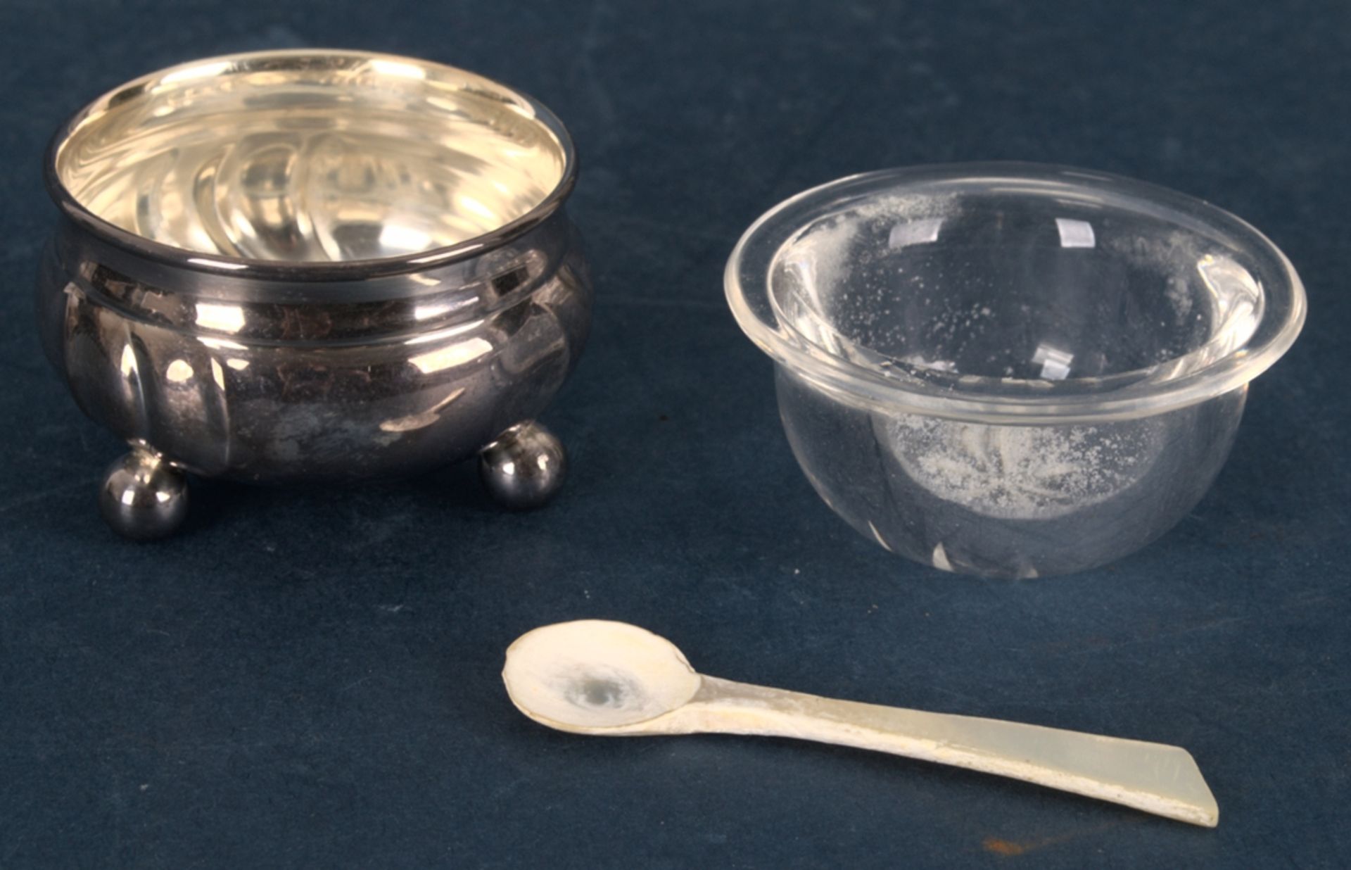 Salzgefäß, sog. "Saliere", runder 835er Silberkoprus auf Kugelfüßen, (ersetzter?) Glaseinsatz mit - Image 2 of 5