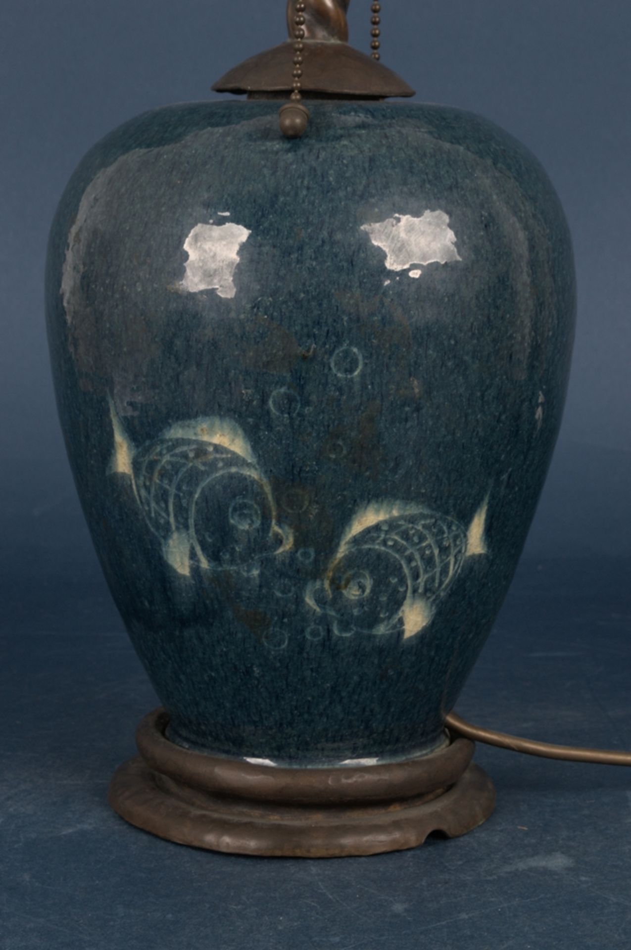 Bauchige Vase als Tischlampenfuß, teilw. gehämmerte zweiflammige Lampenfassung mit Zugschaltern, - Bild 2 aus 4