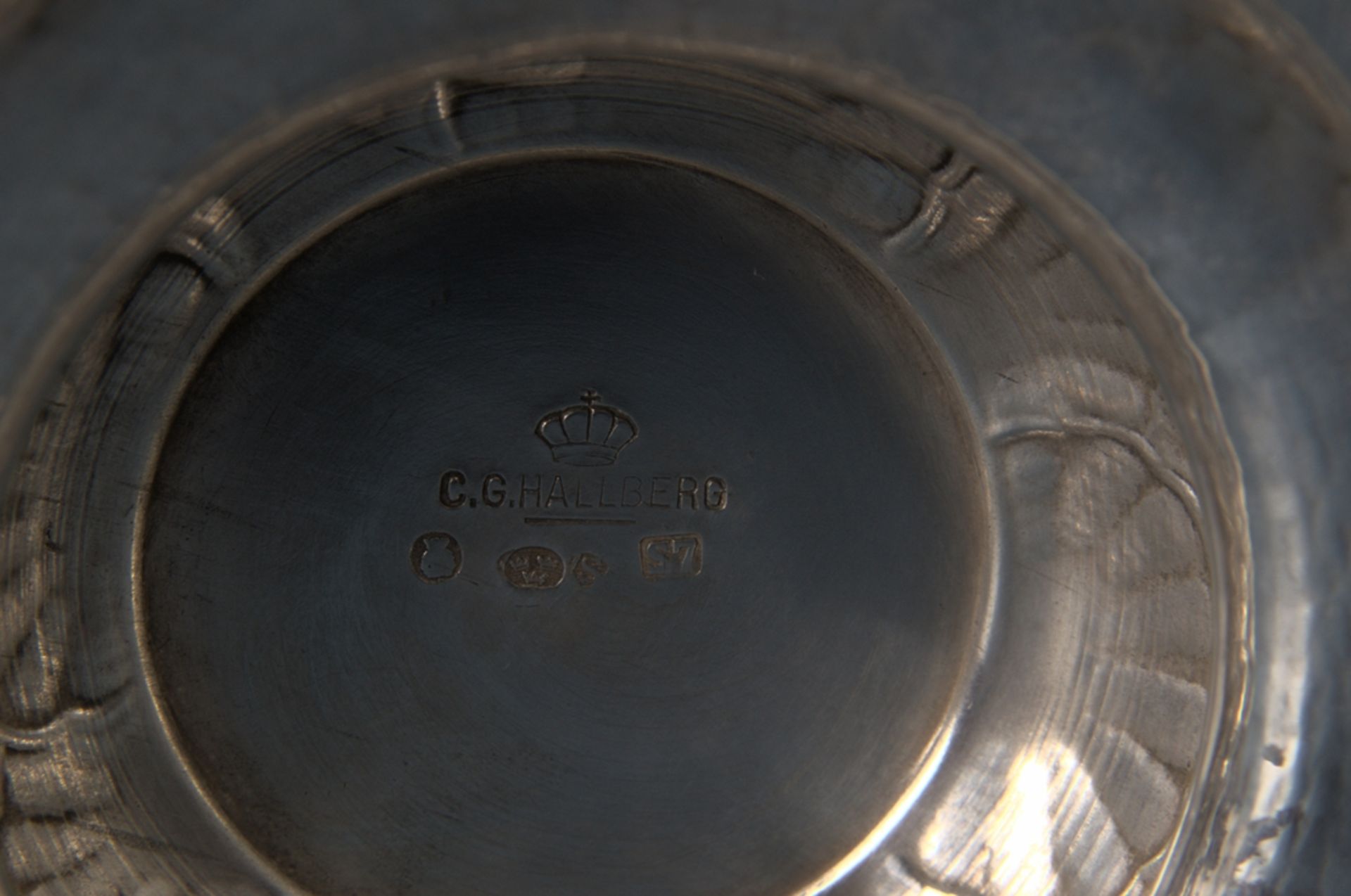 Pokalbecher/ Tischvase, Schweden, Meister: C.G. Hallberg. 830er Silber, Hammerschlagdekor, wohl - Bild 7 aus 9