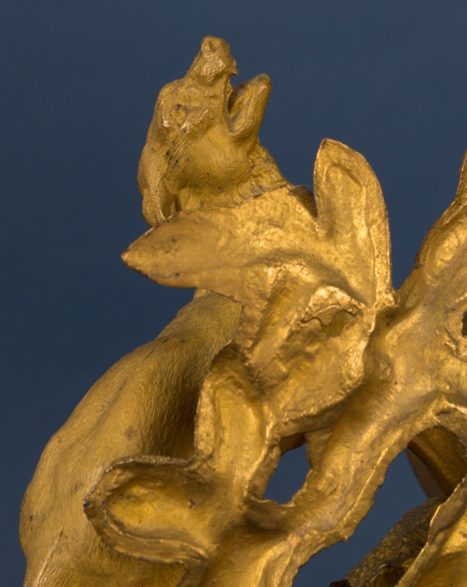 Antike Kaminuhr von Jäger bekrönt, goldbronzierter Metallguss auf ebonisiertem, ovalem Sockel, - Image 11 of 16