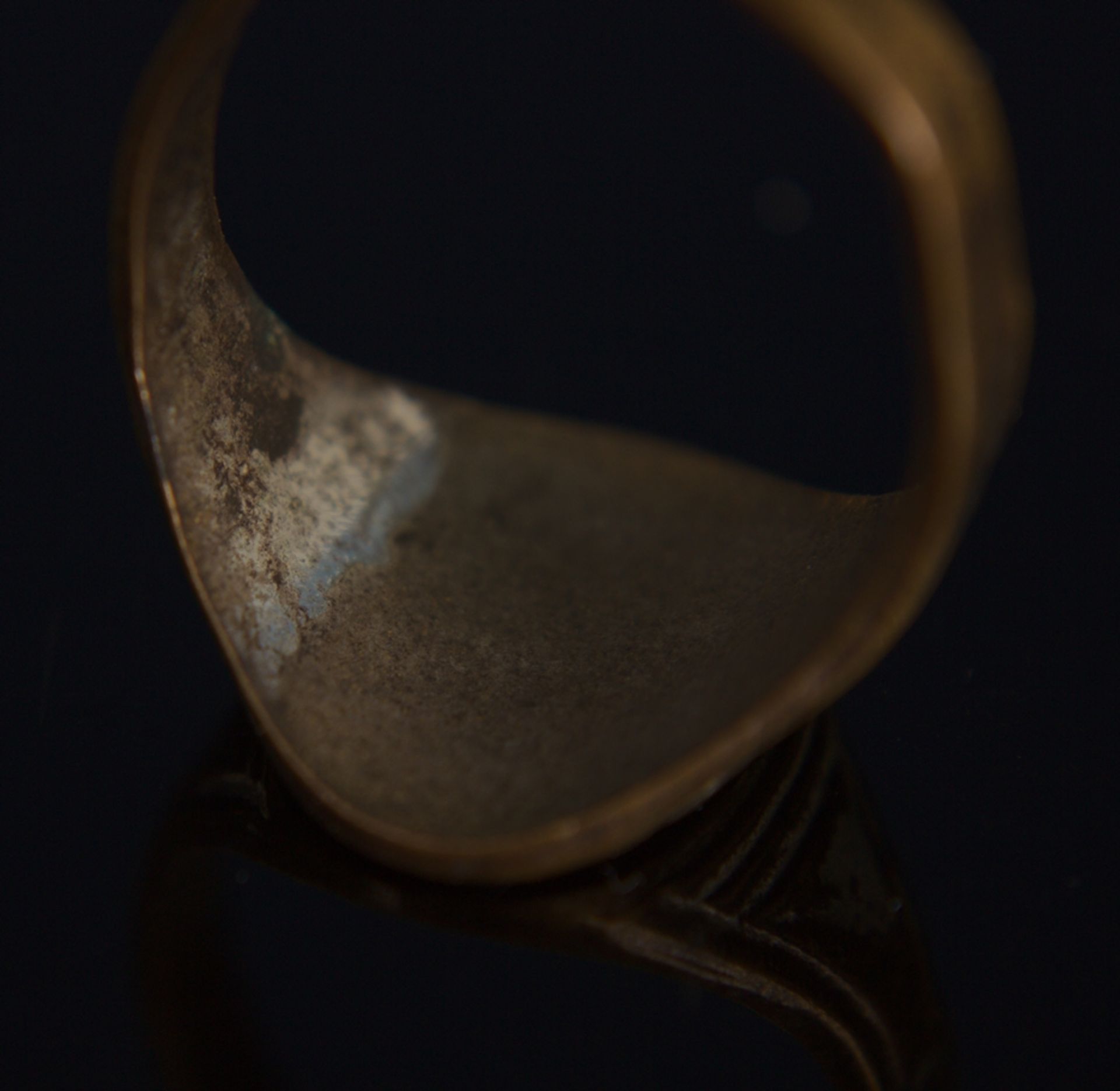 R.A.D. - Erinnerungsring, emailliertes Emblem, Ring mit Resten von Versilberung, Ringschiene etwas - Image 3 of 4