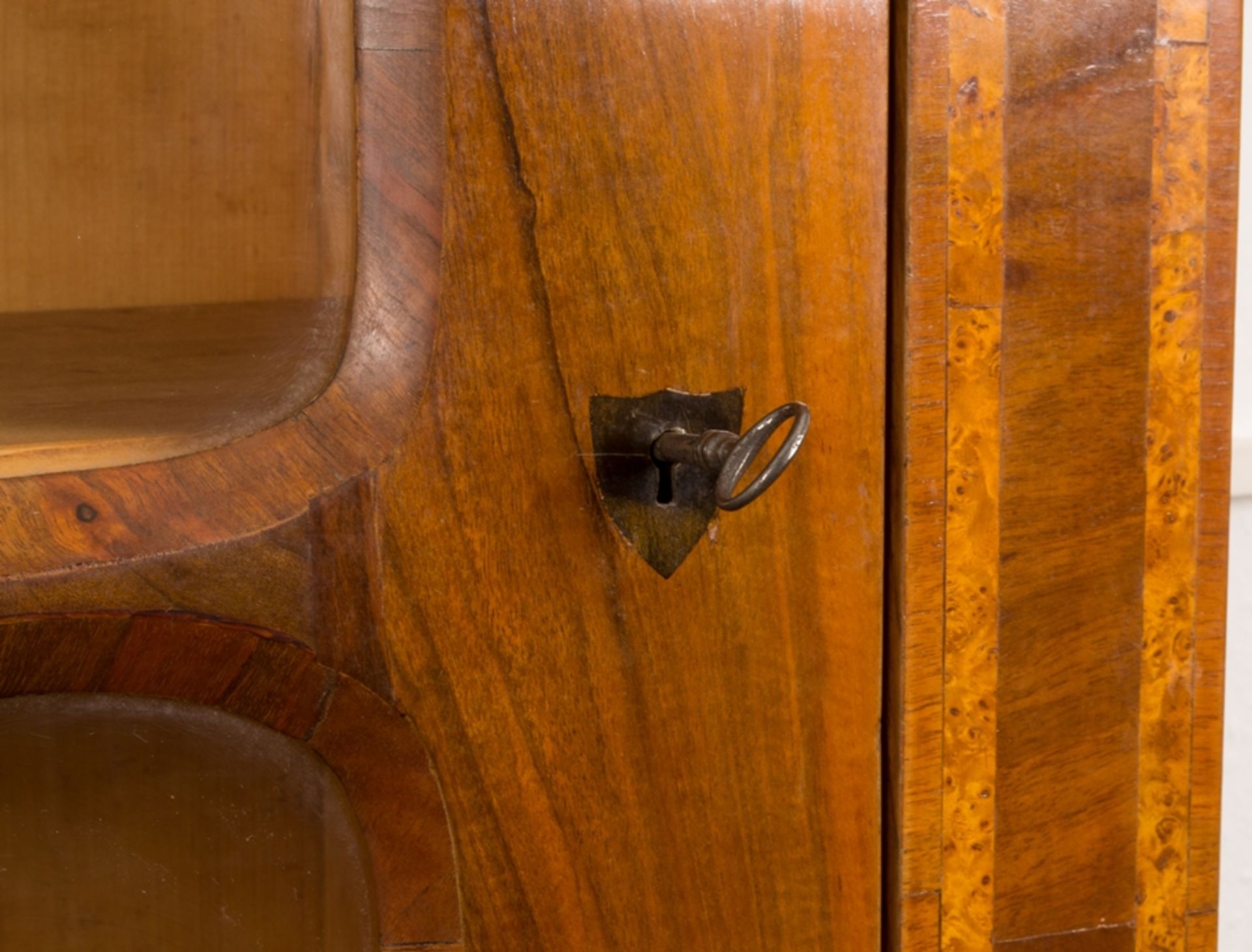 Antiker Bücherschrank, österr. Biedermeier, eintüriger massiver Nadelholzkorpus mit ausgesuchtem - Image 11 of 14