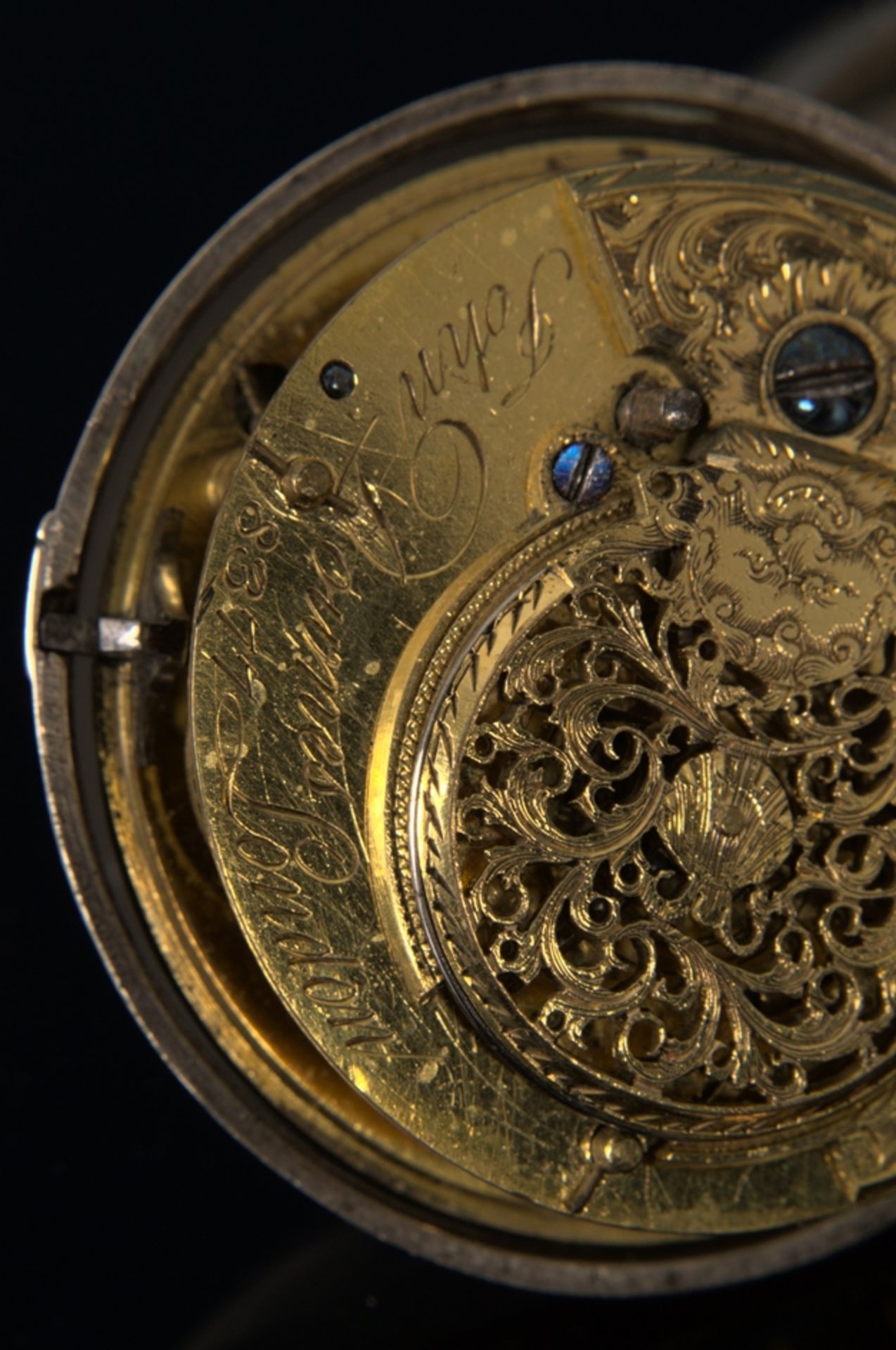 Antike englische Spindeltaschenuhr des 18. Jhdts., auf der aufwändig gravierten Werkplatine - Image 7 of 10