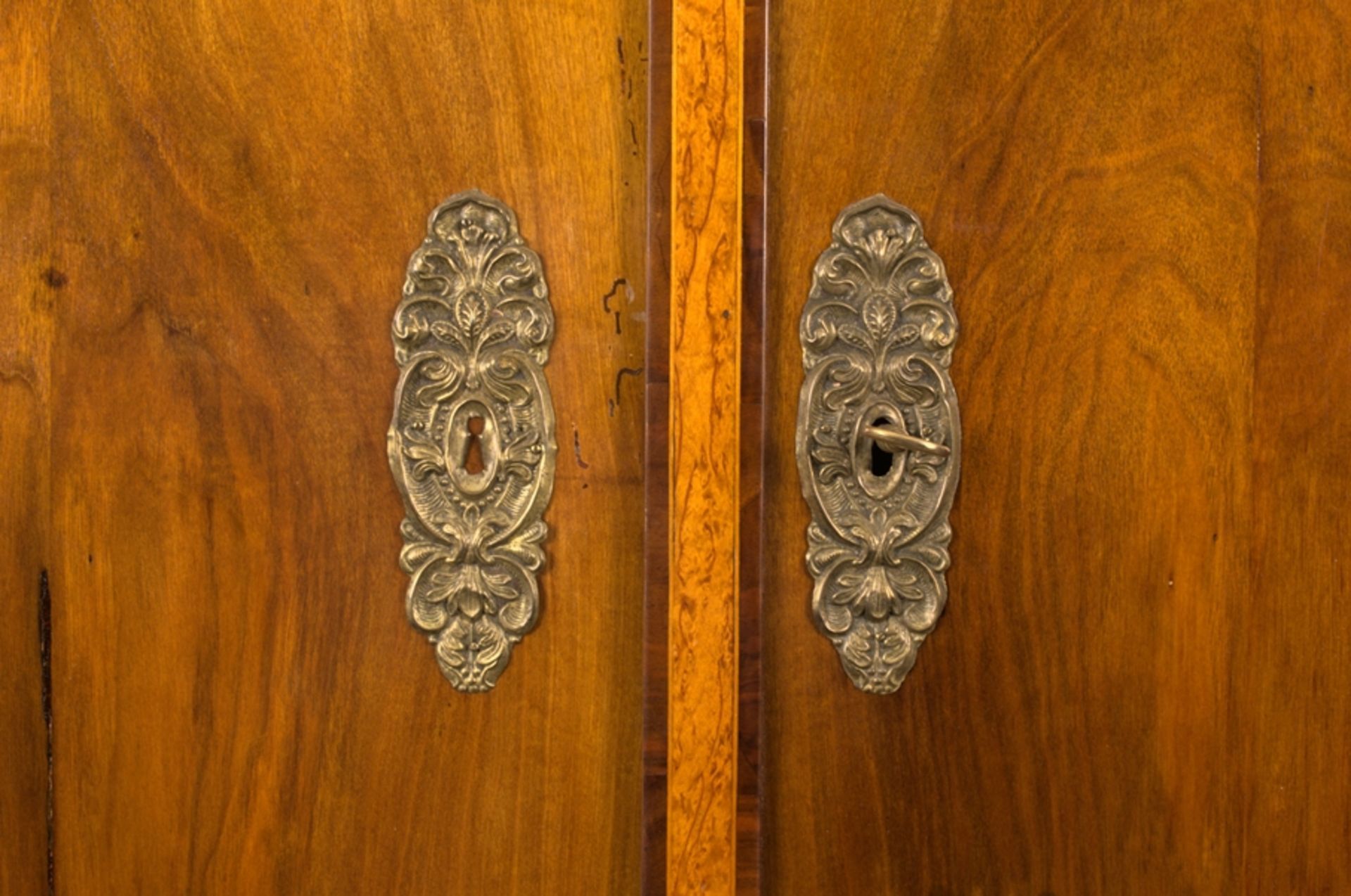 Antiker Kleiderschrank, österreichisches Biedermeier um 1830/40. Voll zerlegbarer, zweitüriger - Image 10 of 18