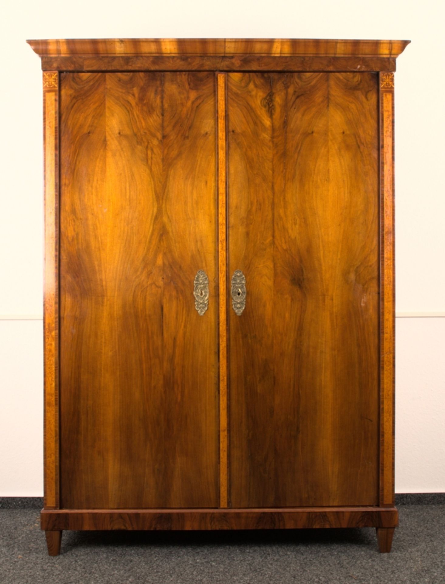 Antiker Kleiderschrank, österreichisches Biedermeier um 1830/40. Voll zerlegbarer, zweitüriger - Bild 8 aus 18