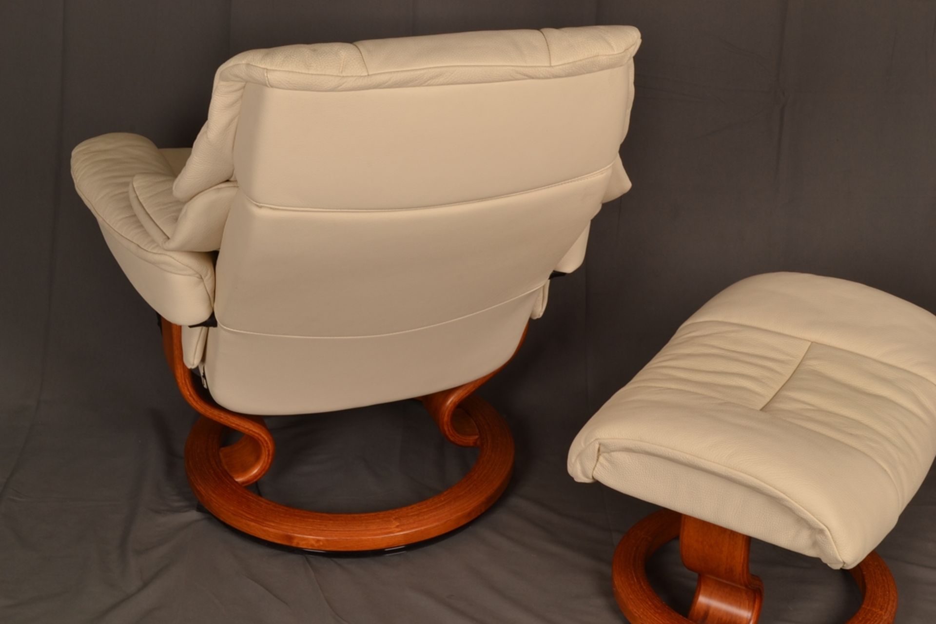 Stressless Sessel mit passendem Fußhocker. Beiges Leder mit geringen Gebrauchsspuren, wenig - Bild 11 aus 14
