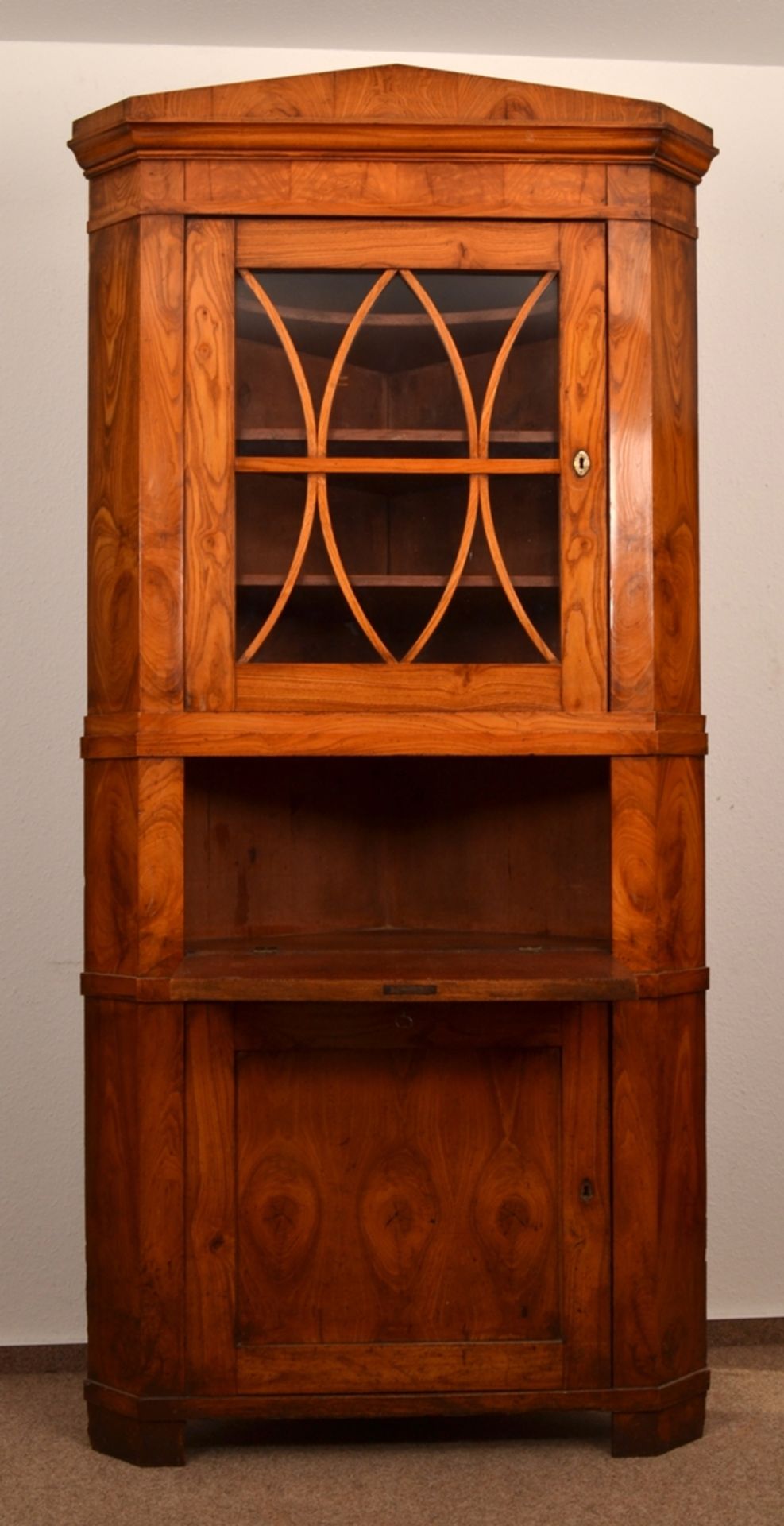 Antiker Eckvitrinenschrank/Eckschrank mit orig. Versprossung. Norddeutsches Biedermeier um 1830. - Bild 4 aus 25