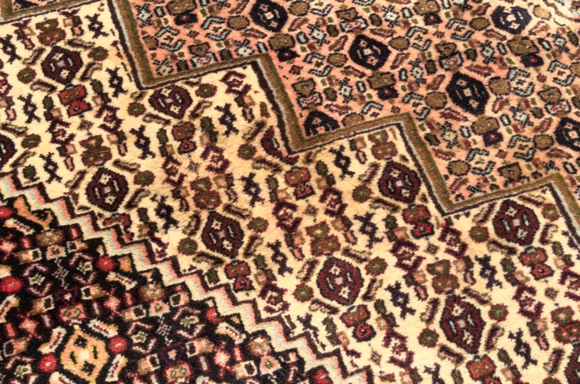 Großer Teppich, Iran der 1960er/70er Jahre, Rosen-Bordüre, starke Lichtschäden, ca. 241 x 350 cm. - Bild 10 aus 12