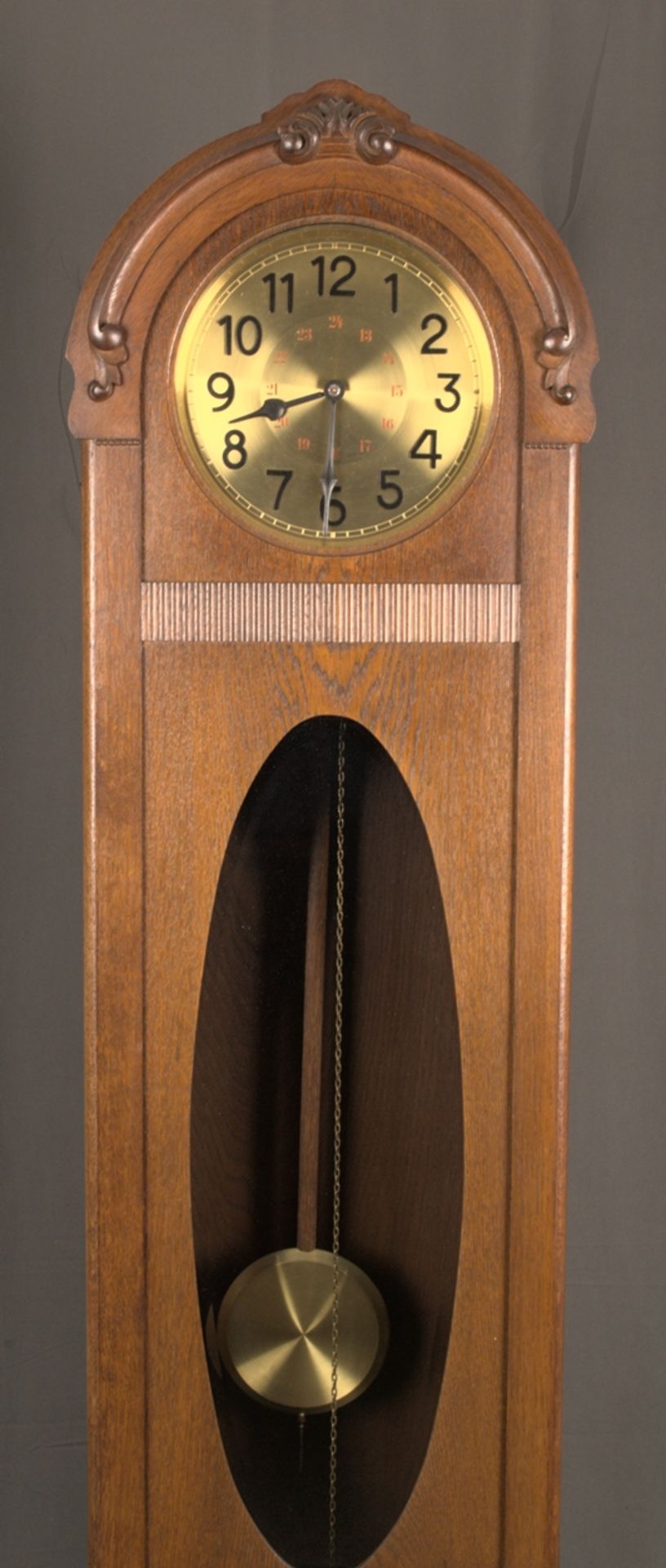 Antike Bodenstanduhr, deutsch um 1920/ 30. Gehäuse mit Rundbogenabschluss, Eiche massiv und - Image 2 of 14