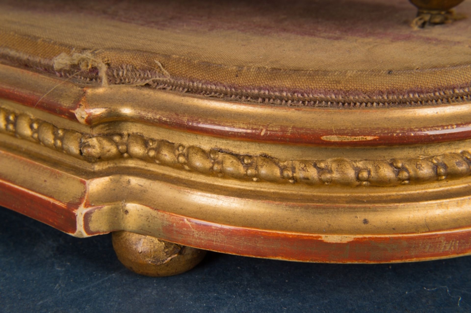 Antike Kaminuhr auf vergoldetem hölzernen Podest, goldbronziertes Messinggehäuse mit polychrom - Image 16 of 24