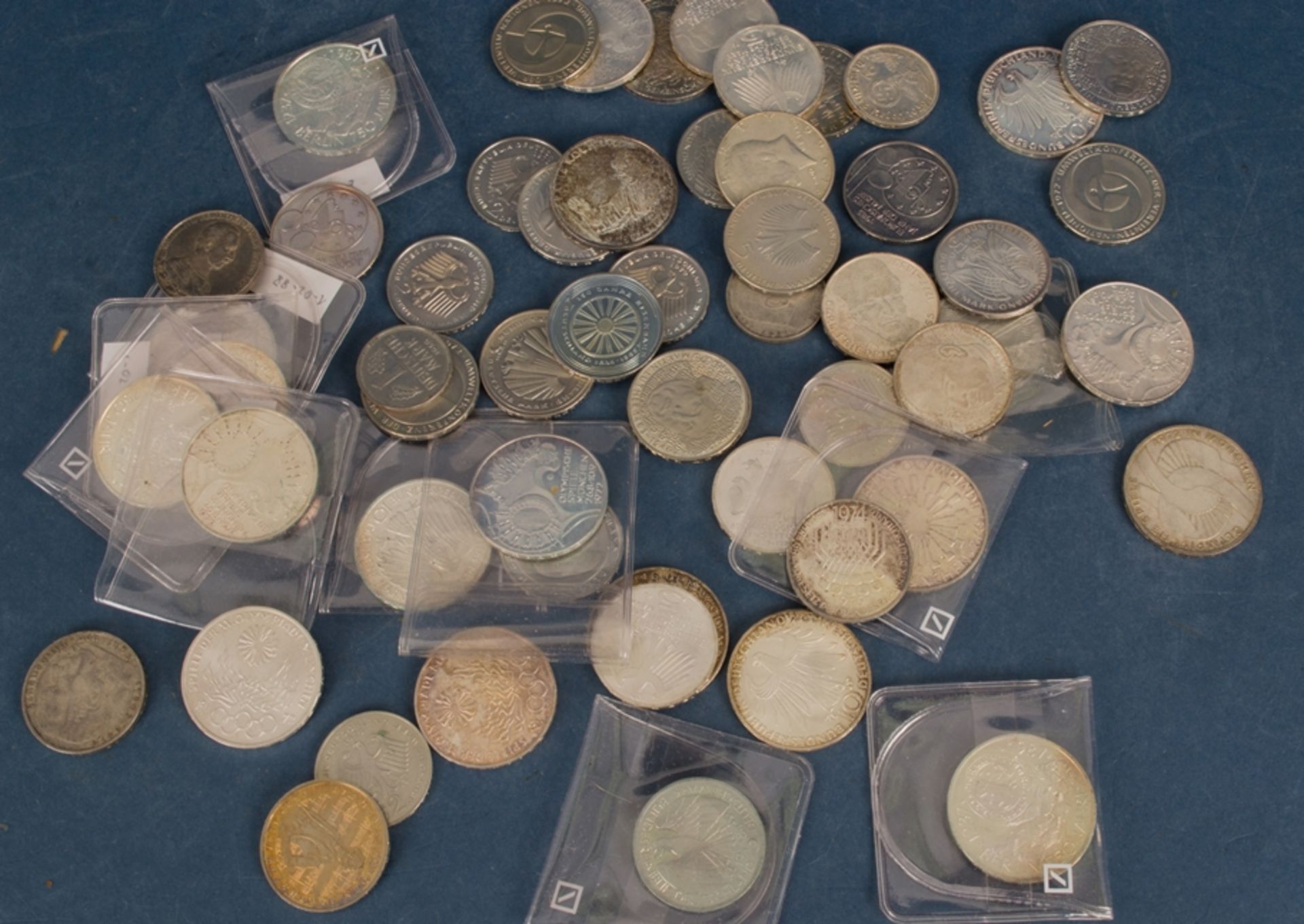 Ca. 56teilige Münzsammlung, überwiegend DM-Münzen: 1x 1DM, 5x 2DM, 26x 5DM, 19x 10DM, 2x Half - Image 2 of 6