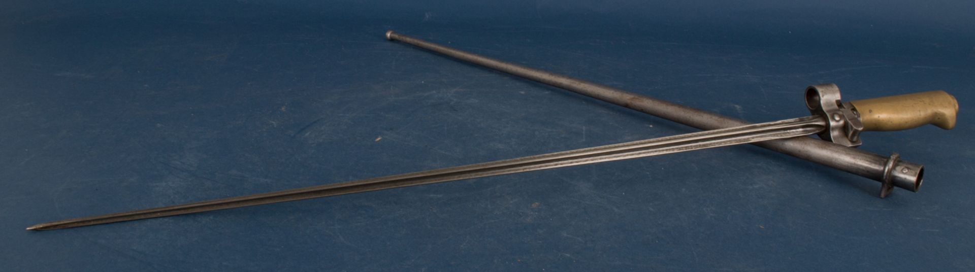 Altes/antikes Aufpflanzbajonett, Klingenlänge ca. 52 cm, max. Gesamtlänge ca. 66 cm.