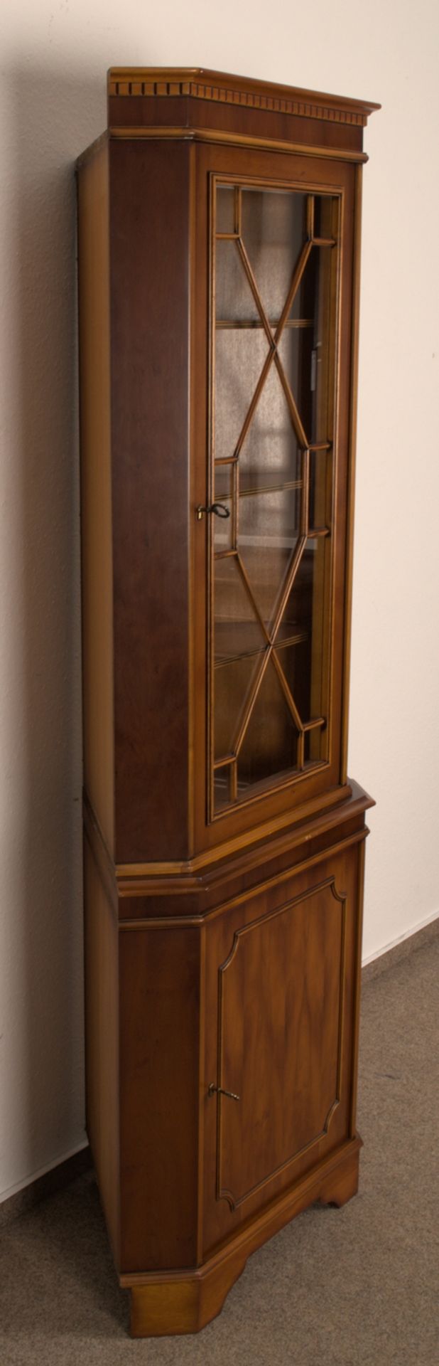 Eckvitrine. Englischer Stil, Mitte 20. Jhd. Eibe-kirschbaumfarbig lackiert. Höhe 192 cm, Breite - Image 3 of 7