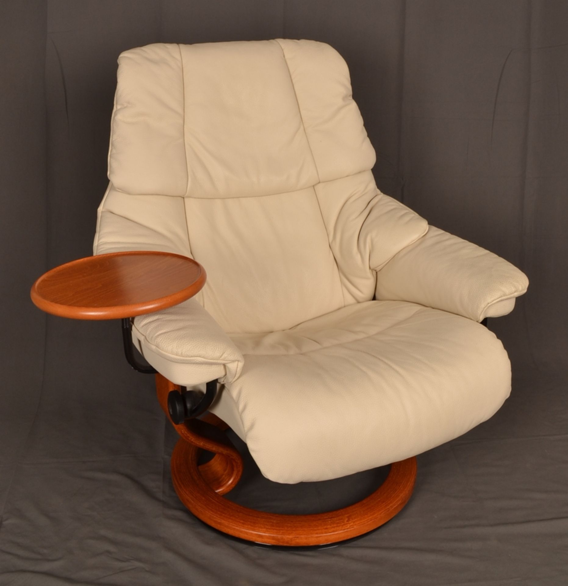 Stressless Sessel mit passendem Fußhocker. Beiges Leder mit geringen Gebrauchsspuren, wenig - Image 4 of 14