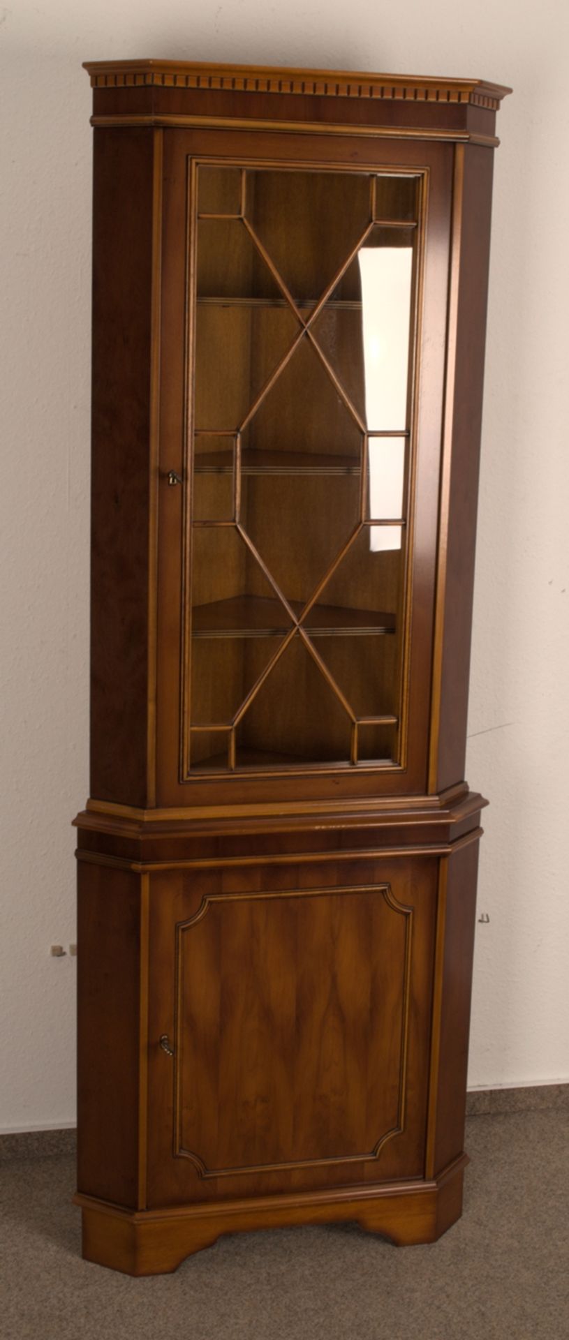 Eckvitrine. Englischer Stil, Mitte 20. Jhd. Eibe-kirschbaumfarbig lackiert. Höhe 192 cm, Breite - Image 2 of 7