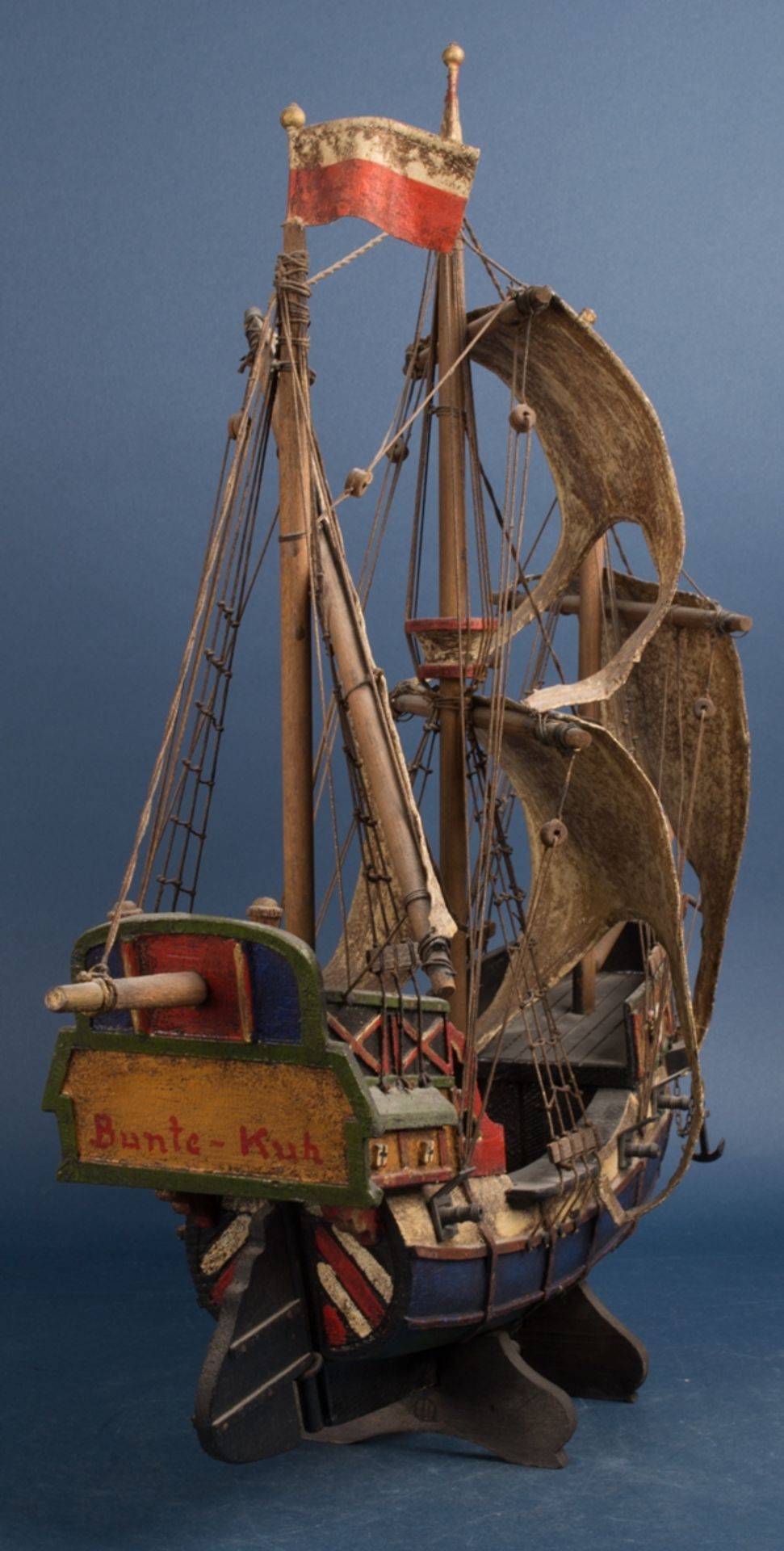 "BUNTE KUH" - Modellschiff, 2. Drittel 20. Jhdt., betitelt, Holz geschnitzt, farbig gefasst, textile - Image 6 of 9
