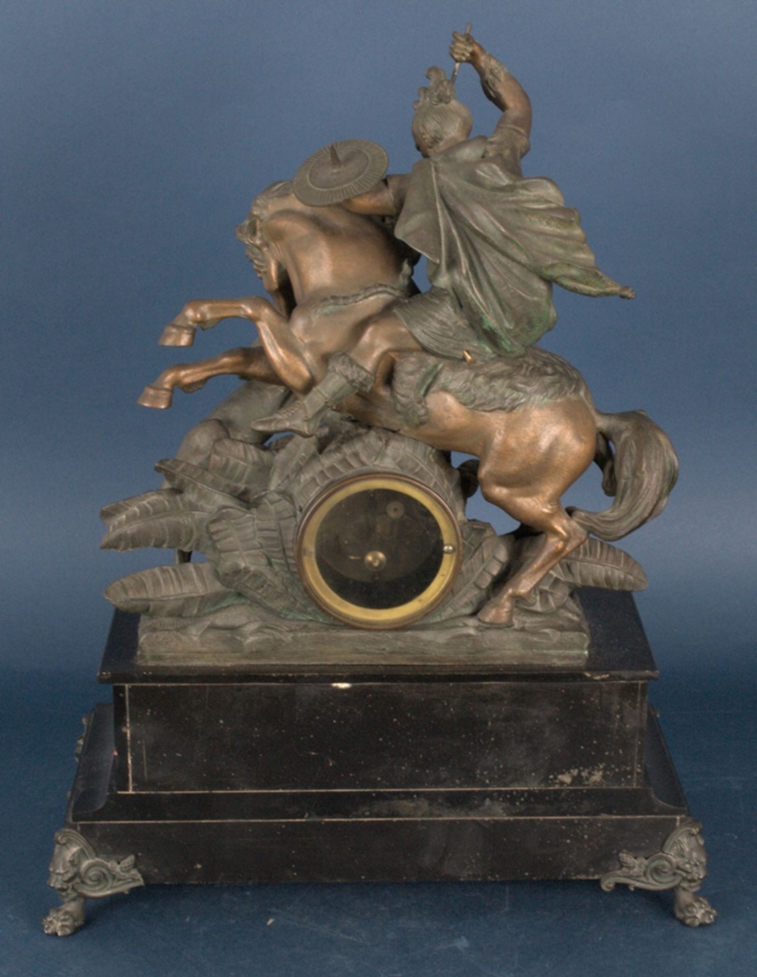 Kaminuhr um 1900, von "Reiter bei der Jagd" bekröntes, schwarzes Marmorgehäuse, bronzierte - Bild 14 aus 17