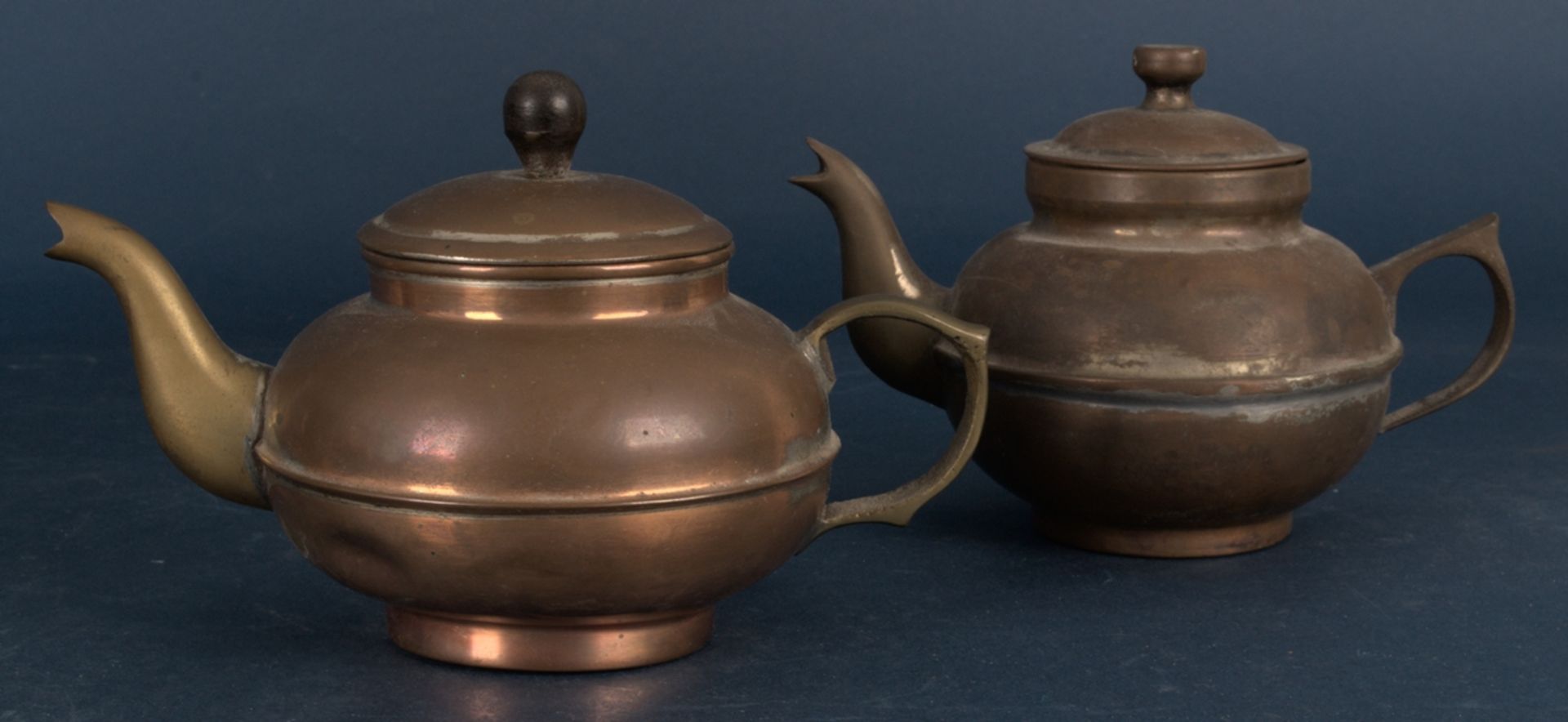 Kleiner Samowar mit 2 Teekännchen, am Deckelring undeutlich bezeichnet. Höhe inkl. Kanne ca. 40 - Image 3 of 7