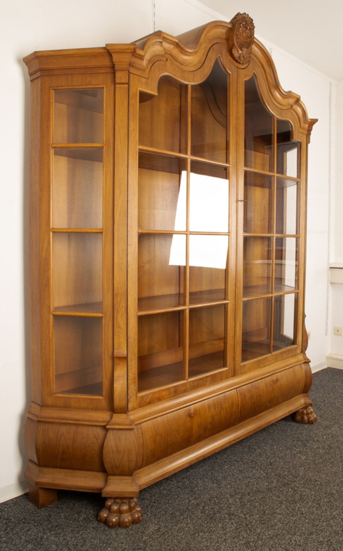 Großer, zweitüriger Bücherschrank, Barockstil, 2. Drittel 20. Jhd., Nussbaum massiv & furniert, - Image 4 of 10