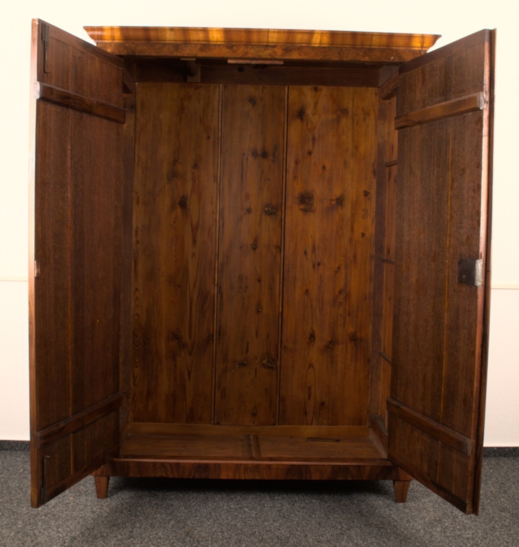 Antiker Kleiderschrank, österreichisches Biedermeier um 1830/40. Voll zerlegbarer, zweitüriger - Image 12 of 18