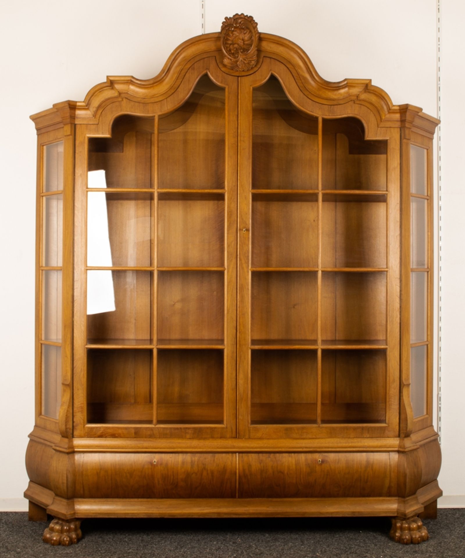 Großer, zweitüriger Bücherschrank, Barockstil, 2. Drittel 20. Jhd., Nussbaum massiv & furniert,