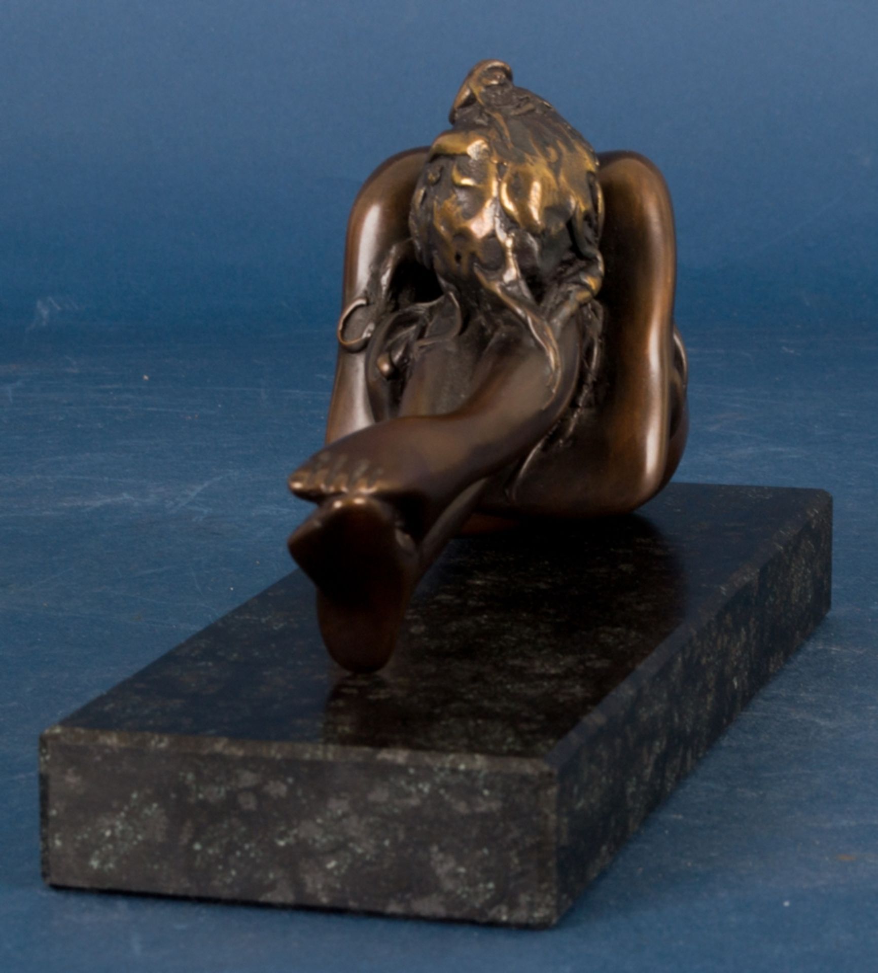 "LA SORELLA" - goldbraun patinierte Bronzefigur einer jungen weiblichen, nackten Schönheit, die nach - Bild 3 aus 9